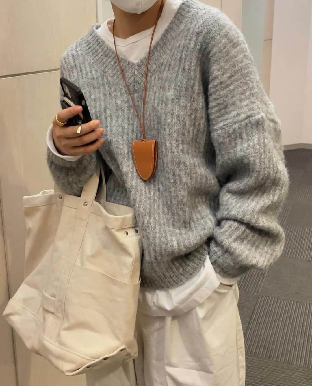 さいとうなるさんのインスタグラム写真 - (さいとうなるInstagram)「🩶 . gray color styling . . knit... @somom_and_co  inner... @graphpaper_official  pants... @somom_and_co  bag... @yaeca.ikkaku  shoes... @somom_and_co  . . .  #ファッジ #クルーエル #古着 #クルーエル女子 #fudge #fudge部 #cluel  #フレンチガール #ファッション#fashion#ootd#日々#シンプル#シンプルコーデ#メンズライク #冬コーデ#メンズライクコーデ#サムオム#somomandco#サムオムアンドコー#ワラビー#セーター#グレーニット#ニットコーデ#サーカスパンツ#ワイドパンツ#ホワイトパンツ#ヤエカ#yaeca#キャンバスバッグ」11月6日 20時59分 - naru060708