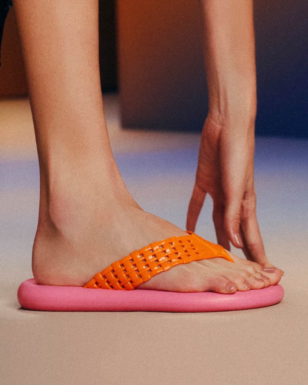 メリッサさんのインスタグラム写真 - (メリッサInstagram)「Hey, bestie 💜 Já passou na loja virtual para conferir todas as cores da #MelissaPossessionFlipFlop? Ouvi dizer que a semana só começa bem se você garantir esse ícone! ✨」11月6日 21時00分 - melissaoficial