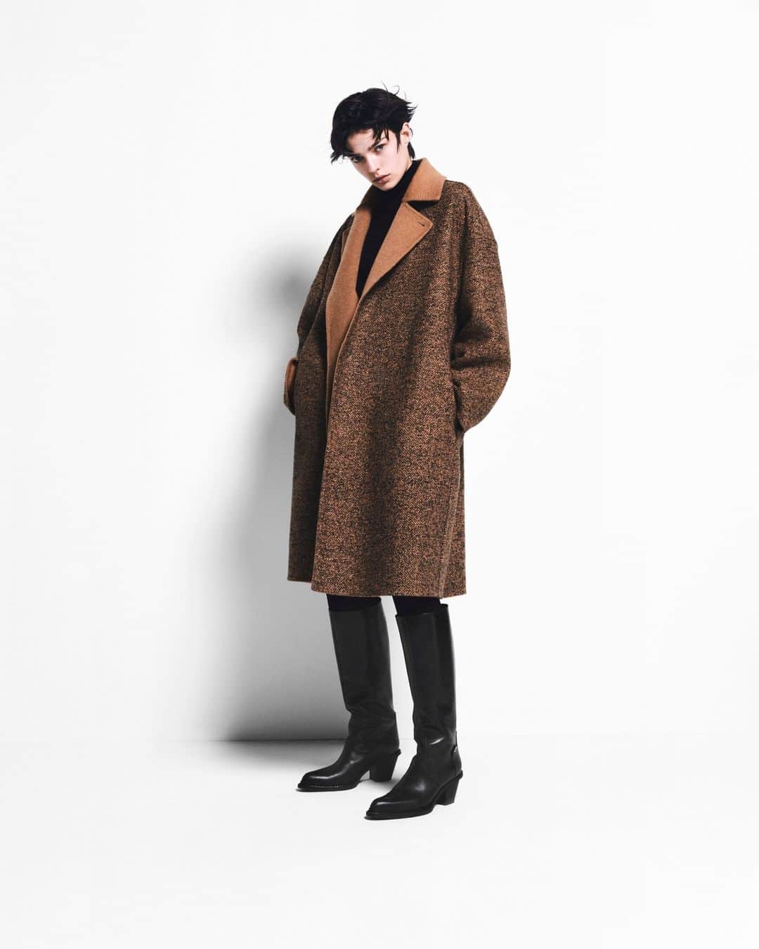 マックスマーラのインスタグラム：「Elegant and exclusive. The latest #MaxMaraFW23 Atelier collection offers carefully crafted coats that stand out for their quality and design. Tap the link in bio for more. #MaxMara」