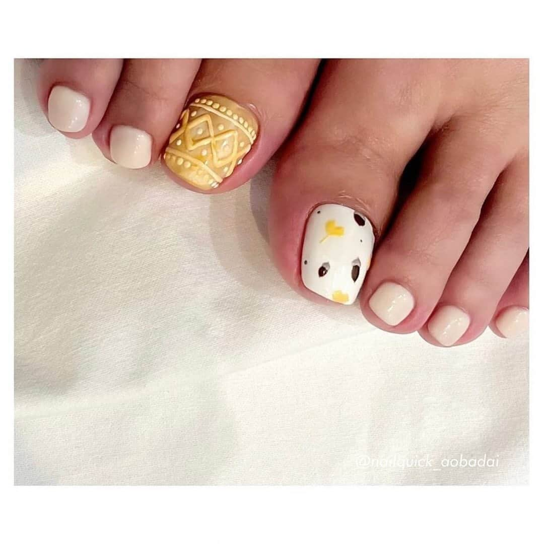 ネイルサロンならネイルクイックさんのインスタグラム写真 - (ネイルサロンならネイルクイックInstagram)「@nailquick ハンドもフットもかわいいどんぐりネイル🐿️🌰⁣ ⁣ ネイルクイック青葉台店⁣ @nailquick_aobadai⁣ 担当:きたじま⁣ ⁣ ⁣ ⋱⋰ ⋱⋰ ⋱⋰ ⋱⋰ ⋱⋰ ⋱⋰ ⋱⋰⁣ ⁣ デザインに使われているカラー、ストーン、パーツ等に関しましては、店舗によって在庫状況が異なります。⁣ 在庫切れの場合は、似ているカラー、ストーン、パーツをご案内させていただくことがございますので、あらかじめご了承ください。⁣ ⁣ ⁣ ⁣ 【ハンド】ジェルコース＋フレンチなどお好みのアート4本以上(税込8800円＋アート代別)⁣ ○ウォーターケアをご希望の方は⁣ ハンド追加ウォーターケア(＋1100円) ⁣ のチェックをお願いします。⁣ ⁣ 【フット】ジェルコース＋アートをお選びください。⁣ (税込10450円＋アート代別)⁣ ○甘皮のウォーターケアをご希望の方は、⁣ フットバスケア(＋1650円)⁣ かかとケアをご希望の方は⁣ 角質ケア(＋1650)のチェックもお願いします。⁣ ⁣ ⁣ ⁣ ⋱⋰ ⋱⋰ ⋱⋰ ⋱⋰ ⋱⋰ ⋱⋰ ⋱⋰⁣ ⁣ ⁣ 🟫#ネイルサロン は @nailquick⁣ 🟪#ジェルネイル は @nailparfaitgel⁣ ⬜️#ハンドケア には @spanail_product⁣ ⁣ ⁣ ⁣ 🤚🏼✋🏼 #ネイルクイック⁣ ⁣ お爪の健康を考えたネイル専門店⁣ ケア、マニキュア、ジェルネイル、お客さまのご要望やお爪の状態を伺い、一人ひとりにあうメニューをご提供します。⁣ ⁣ ⋱⋰ ⋱⋰ ⋱⋰ ⋱⋰ ⋱⋰ ⋱⋰ ⋱⋰⁣ ⁣ ⁣ #秋ネイル2023 #青葉台ネイルサロン##ネイルパフェジェル #フットネイル #手描きネイル #秋色ネイル #ネイルアート #栗ネイル #どんぐりネイル #ミラーネイル #ニットネイル #冬ネイル」11月6日 21時00分 - nailquick