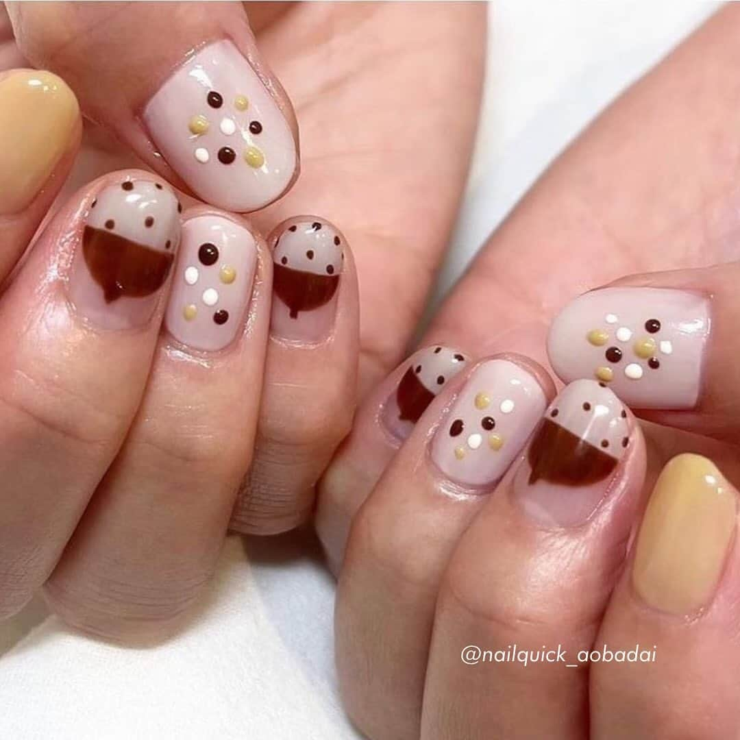 ネイルサロンならネイルクイックのインスタグラム：「@nailquick ハンドもフットもかわいいどんぐりネイル🐿️🌰⁣ ⁣ ネイルクイック青葉台店⁣ @nailquick_aobadai⁣ 担当:きたじま⁣ ⁣ ⁣ ⋱⋰ ⋱⋰ ⋱⋰ ⋱⋰ ⋱⋰ ⋱⋰ ⋱⋰⁣ ⁣ デザインに使われているカラー、ストーン、パーツ等に関しましては、店舗によって在庫状況が異なります。⁣ 在庫切れの場合は、似ているカラー、ストーン、パーツをご案内させていただくことがございますので、あらかじめご了承ください。⁣ ⁣ ⁣ ⁣ 【ハンド】ジェルコース＋フレンチなどお好みのアート4本以上(税込8800円＋アート代別)⁣ ○ウォーターケアをご希望の方は⁣ ハンド追加ウォーターケア(＋1100円) ⁣ のチェックをお願いします。⁣ ⁣ 【フット】ジェルコース＋アートをお選びください。⁣ (税込10450円＋アート代別)⁣ ○甘皮のウォーターケアをご希望の方は、⁣ フットバスケア(＋1650円)⁣ かかとケアをご希望の方は⁣ 角質ケア(＋1650)のチェックもお願いします。⁣ ⁣ ⁣ ⁣ ⋱⋰ ⋱⋰ ⋱⋰ ⋱⋰ ⋱⋰ ⋱⋰ ⋱⋰⁣ ⁣ ⁣ 🟫#ネイルサロン は @nailquick⁣ 🟪#ジェルネイル は @nailparfaitgel⁣ ⬜️#ハンドケア には @spanail_product⁣ ⁣ ⁣ ⁣ 🤚🏼✋🏼 #ネイルクイック⁣ ⁣ お爪の健康を考えたネイル専門店⁣ ケア、マニキュア、ジェルネイル、お客さまのご要望やお爪の状態を伺い、一人ひとりにあうメニューをご提供します。⁣ ⁣ ⋱⋰ ⋱⋰ ⋱⋰ ⋱⋰ ⋱⋰ ⋱⋰ ⋱⋰⁣ ⁣ ⁣ #秋ネイル2023 #青葉台ネイルサロン##ネイルパフェジェル #フットネイル #手描きネイル #秋色ネイル #ネイルアート #栗ネイル #どんぐりネイル #ミラーネイル #ニットネイル #冬ネイル」