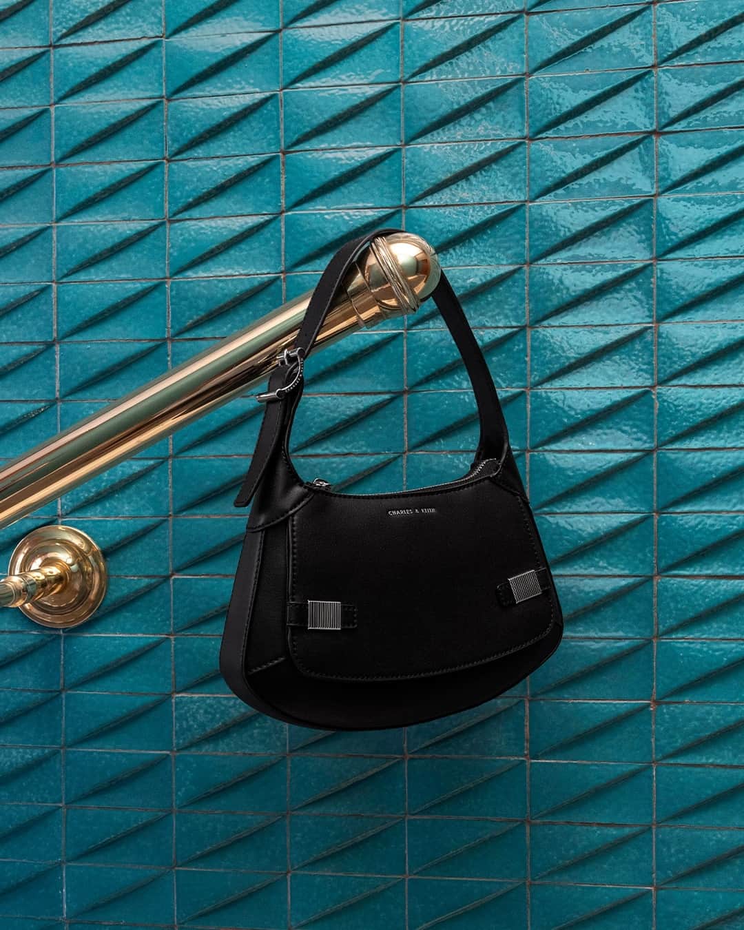 CHARLES & KEITH JAPAN CHARLES & KEITHのインスタグラム：「サドルスタイルのシルエットと、シンメトリーなメタリックアクセントが、ミニマルな美しさを際立てるデザイン。⁠ ⁠ メタリックアクセント カーブショルダーバッグ⁠ (Article No. CK2-20782232)⁠ ⁠ #CharlesKeithFW23⁠ #チャールズアンドキース」