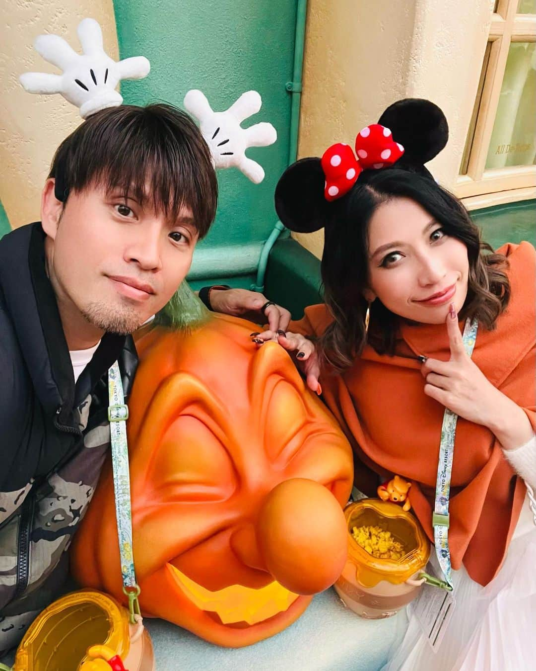 MAKIのインスタグラム：「#ディズニーハロウィン 3連発、第3弾🎃👻😈なんと私のバースデーとふたりの記念日が重なった日🧡出会って300日、付き合って300日、ハニーと呼び合って300日w  カップルだらけのTOON TOWNかぼちゃエリアでハロウィン写真、300にかけて3つ目の#リトルグリーンまん バズり写真  ハニーは優しくて男らしくて思いやりがあってイケメンで時にお茶目で背高くて頭良くてスポーツ万能でお仕事もできるパーフェクトな人、私が男だったらハニーみたいな人になりたい いつも私のこと考えてくれて欲しいものをいただけて本当に本当にうれしい、パレードも見やすい場所に案内してくれたり、心からありがと〜🧡  そしてプレミアアクセスで美女と野獣へ👸🤴🏰人気アトラクションとあって素敵だったの🌹今まででいちばん幸せなバースデーでした🧡  #ハニーとハニー #バースデー  #300日記念日 #ディズニーコーデ #ハロウィンデート  #ラプ #ファッションブランド #ブランド立ち上げ #起業家 #ダンサー #ショーガール #モデル #東京 #東京ガール #halloweenbirthday  #300days  #disneyland  #rhap #fashionbrand #startsafashionbrand #entrepreneur #dancer #showgirl #model #tokyo #tokyogirl」