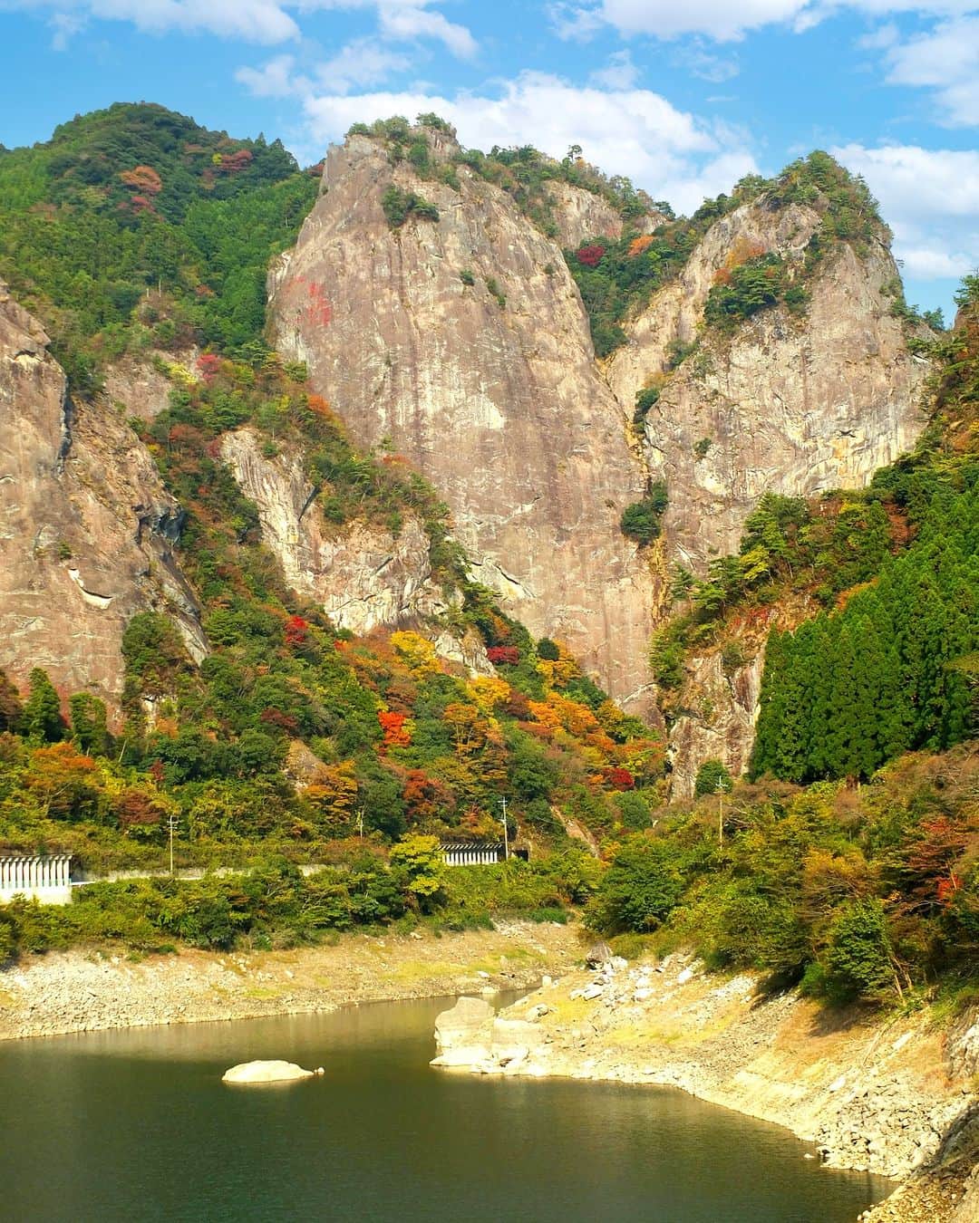 Birthplace of TONKOTSU Ramen "Birthplace of Tonkotsu ramen" Fukuoka, JAPANのインスタグラム：「Hyugami Gorge - A Heart-Shaped Rock Created by Nature!🪨🥰 Hyugami Gorge in Yame is a roughly 6-kilometer-long gorge whose beauty is said to have attracted the deities of Hyuga (modern day Miyazaki Prefecture).✨  Among its many large and strangely shaped rocks, "Heart Rock" has become a hit as a spiritual spot for those wishing for luck in romance. The impressive Heart Rock stands 220 meters tall and 180 meters wide, and can be seen up close from the red arched Kehogi Bridge.🧡  Red leaves decorate the area around Heart Rock from early to mid-November, while approximately 1,000 cherry trees bloom around its lake from late March to early April. The red bridge and deep green of the trees also form a beautiful contrast in summer.🌳  ------------------------- FOLLOW @goodvibes_fukuoka for more ! -------------------------  #fukuoka #fukuokajapan #kyushu #kyushutrip #explorejapan #instajapan #visitjapan #japantrip #japantravel #japangram #japanexperience #beautifuljapan #japanlovers #visitjapanjp #japanesenature」