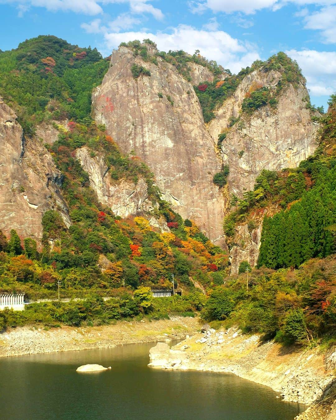 Birthplace of TONKOTSU Ramen "Birthplace of Tonkotsu ramen" Fukuoka, JAPANさんのインスタグラム写真 - (Birthplace of TONKOTSU Ramen "Birthplace of Tonkotsu ramen" Fukuoka, JAPANInstagram)「Hyugami Gorge - A Heart-Shaped Rock Created by Nature!🪨🥰 Hyugami Gorge in Yame is a roughly 6-kilometer-long gorge whose beauty is said to have attracted the deities of Hyuga (modern day Miyazaki Prefecture).✨  Among its many large and strangely shaped rocks, "Heart Rock" has become a hit as a spiritual spot for those wishing for luck in romance. The impressive Heart Rock stands 220 meters tall and 180 meters wide, and can be seen up close from the red arched Kehogi Bridge.🧡  Red leaves decorate the area around Heart Rock from early to mid-November, while approximately 1,000 cherry trees bloom around its lake from late March to early April. The red bridge and deep green of the trees also form a beautiful contrast in summer.🌳  ------------------------- FOLLOW @goodvibes_fukuoka for more ! -------------------------  #fukuoka #fukuokajapan #kyushu #kyushutrip #explorejapan #instajapan #visitjapan #japantrip #japantravel #japangram #japanexperience #beautifuljapan #japanlovers #visitjapanjp #japanesenature」11月6日 21時00分 - goodvibes_fukuoka