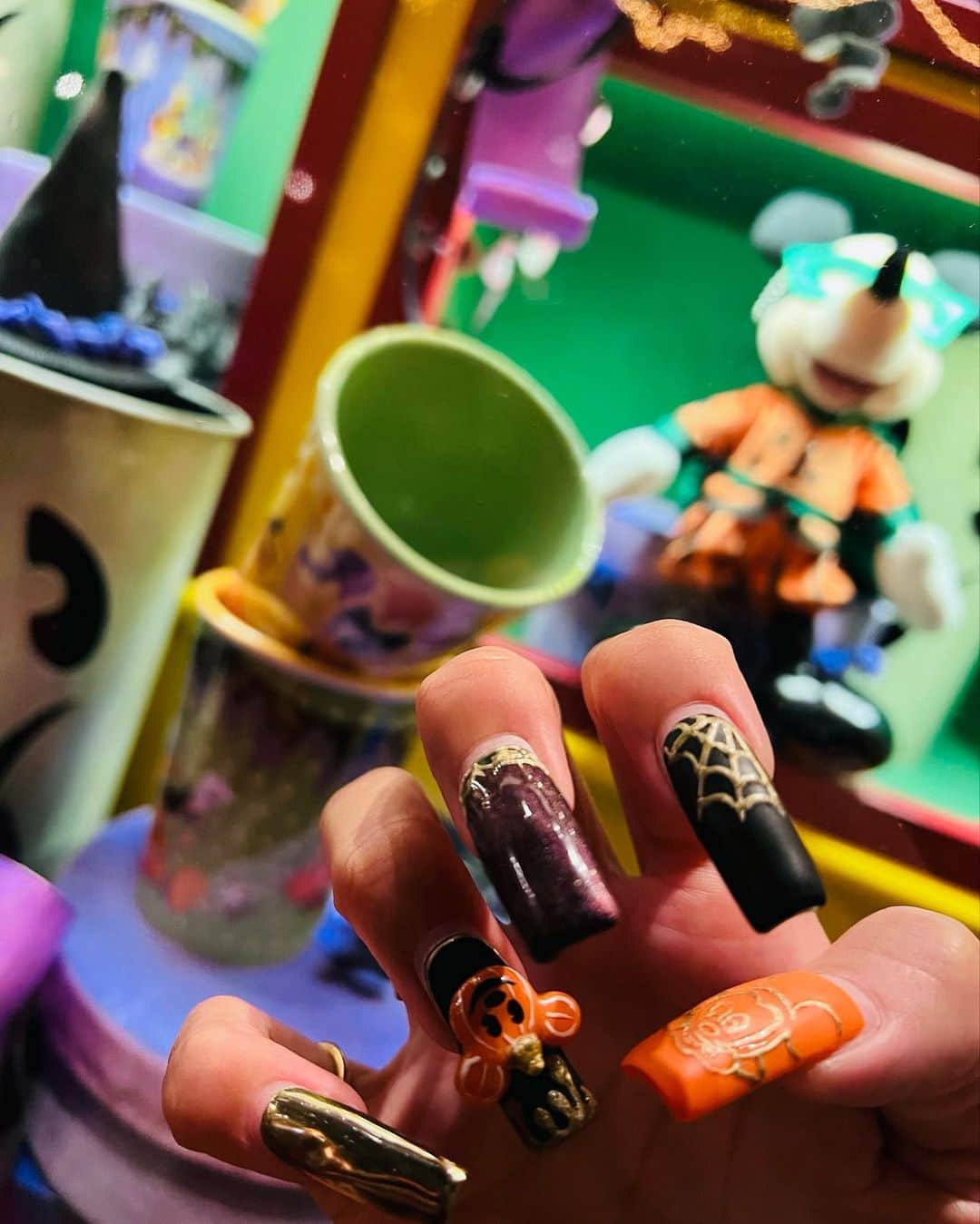 MAKIさんのインスタグラム写真 - (MAKIInstagram)「#ディズニーハロウィン 3連発、第3弾🎃👻😈なんと私のバースデーとふたりの記念日が重なった日🧡出会って300日、付き合って300日、ハニーと呼び合って300日w  カップルだらけのTOON TOWNかぼちゃエリアでハロウィン写真、300にかけて3つ目の#リトルグリーンまん バズり写真  ハニーは優しくて男らしくて思いやりがあってイケメンで時にお茶目で背高くて頭良くてスポーツ万能でお仕事もできるパーフェクトな人、私が男だったらハニーみたいな人になりたい いつも私のこと考えてくれて欲しいものをいただけて本当に本当にうれしい、パレードも見やすい場所に案内してくれたり、心からありがと〜🧡  そしてプレミアアクセスで美女と野獣へ👸🤴🏰人気アトラクションとあって素敵だったの🌹今まででいちばん幸せなバースデーでした🧡  #ハニーとハニー #バースデー  #300日記念日 #ディズニーコーデ #ハロウィンデート  #ラプ #ファッションブランド #ブランド立ち上げ #起業家 #ダンサー #ショーガール #モデル #東京 #東京ガール #halloweenbirthday  #300days  #disneyland  #rhap #fashionbrand #startsafashionbrand #entrepreneur #dancer #showgirl #model #tokyo #tokyogirl」11月6日 21時00分 - maki_rhap