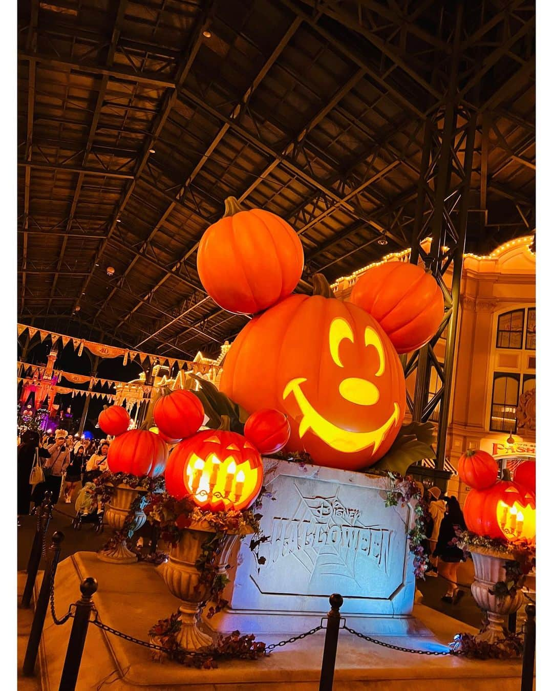 MAKIさんのインスタグラム写真 - (MAKIInstagram)「#ディズニーハロウィン 3連発、第3弾🎃👻😈なんと私のバースデーとふたりの記念日が重なった日🧡出会って300日、付き合って300日、ハニーと呼び合って300日w  カップルだらけのTOON TOWNかぼちゃエリアでハロウィン写真、300にかけて3つ目の#リトルグリーンまん バズり写真  ハニーは優しくて男らしくて思いやりがあってイケメンで時にお茶目で背高くて頭良くてスポーツ万能でお仕事もできるパーフェクトな人、私が男だったらハニーみたいな人になりたい いつも私のこと考えてくれて欲しいものをいただけて本当に本当にうれしい、パレードも見やすい場所に案内してくれたり、心からありがと〜🧡  そしてプレミアアクセスで美女と野獣へ👸🤴🏰人気アトラクションとあって素敵だったの🌹今まででいちばん幸せなバースデーでした🧡  #ハニーとハニー #バースデー  #300日記念日 #ディズニーコーデ #ハロウィンデート  #ラプ #ファッションブランド #ブランド立ち上げ #起業家 #ダンサー #ショーガール #モデル #東京 #東京ガール #halloweenbirthday  #300days  #disneyland  #rhap #fashionbrand #startsafashionbrand #entrepreneur #dancer #showgirl #model #tokyo #tokyogirl」11月6日 21時00分 - maki_rhap