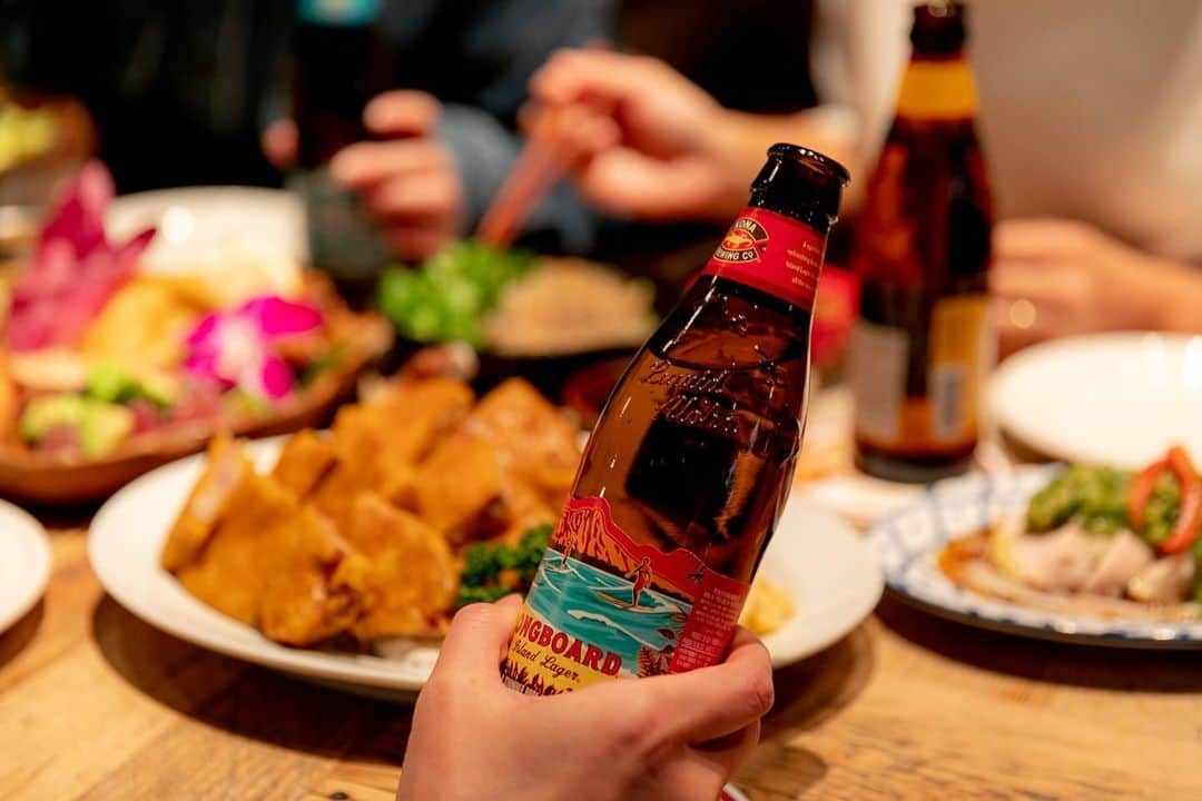 アロハテーブルのインスタグラム：「コナビール飲みたいと思ったら🍻をコメントしてね❣️  もう今年も残り2ヶ月を切りましたね🥹 そろそろ忘年会の季節🥳  アロハテーブルは団体予約や貸切予約も承っております🌈 ぜひお近くのアロハテーブルへお問い合わせください🤙🏻  @alohatable_waikiki  #アロハテーブル #alohatable  #ハワイ #hawaii #ハワイ好き #ハワイナンバーワンロコモコ  #ハワイ好きな人と繋がりたい  #カフェ部 #カフェ巡り#忘年会 #テラス席があるお店 #zetton #仙台カフェ #大宮カフェ #代官山カフェ #中目黒カフェ #飯田橋カフェ #大崎カフェ #豊洲カフェ #横浜カフェ #みなとみらいカフェ #湘南カフェ #海老名カフェ #千葉カフェ #金山カフェ #星が丘カフェ #天王寺カフェ」