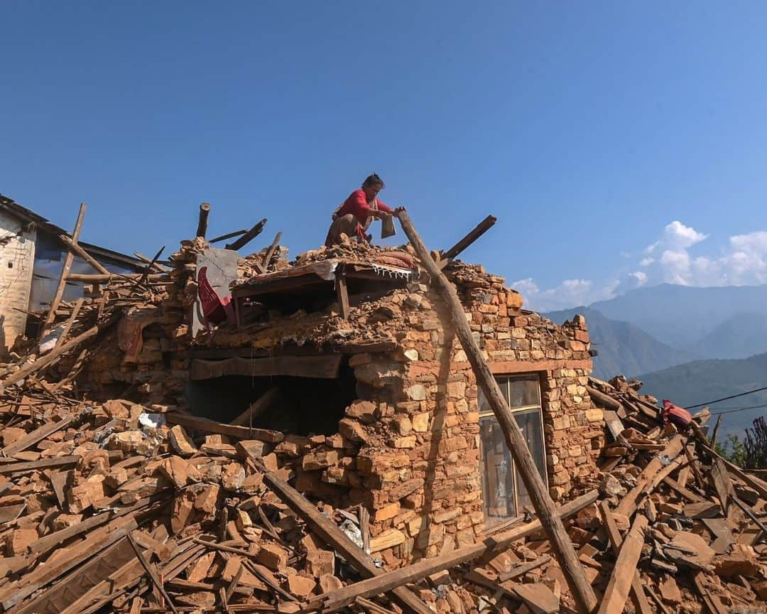 AFP通信のインスタグラム：「Search and rescue efforts after an earthquake in Nepal wrapped up on Sunday as the focus shifted to providing relief to survivors awaiting food and shelter, officials said 36 hours after the disaster struck.⁣ ⁣ At least 157 people were killed in isolated western districts of the Himalayan country when the 5.6-magnitude earthquake hit late Friday.⁣ ⁣ Many survivors spent the night under the open sky, their mud houses reduced to piles of rubble.⁣ ⁣ 1-> 5 - Survivors search for belongings through the ruins of their damaged houses in Khalanga, in Jajarkot district.⁣ ⁣ 6 - A wounded survivor is helped in Chiuri village in Chiuri village at Jajarkot district.⁣ ⁣ 7 - Survivors rest under an open sky near a damaged house, Rukum district.⁣ ⁣ 8 - Survivors  sit in front of a damaged house in Chiuri village at Jajarkot district.⁣ ⁣ 9 - A woman mourns the loss of her grandson in Chiuri village at Jajarkot district.⁣ ⁣ 10 - Family members and villagers gather around the bodies of earthquake victims before a mass cremation ceremony in Chiuri village at Jajarkot district.⁣ ⁣ 📷 @prakash_afp⁣ 📷 @prabin_ranabhat⁣ ⁣ #AFPPhoto」