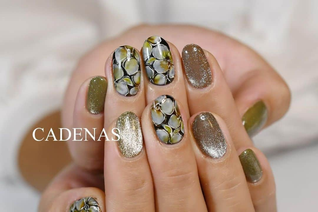 Yuka Maeda ::manicurelistさんのインスタグラム写真 - (Yuka Maeda ::manicurelistInstagram)「このお花🌼 やっぱりめちゃかわ🫶✨ .  . Salon data▼ ＝＝＝＝＝＝＝＝＝＝＝＝＝＝＝＝＝＝＝＝ . CADENAS -nail eyelash salon- ●Nail artist  @yuka.maeda  @yuki_cadenas @mai_cadenas ●eyelash　@cadenaseyelash  ゲストに愛と感動を…♡ . 【 LINE ＠cadenas 】 ご予約/お問い合わせはLINEよりお気軽に🤲 ▶︎▶︎#cadenasnail デザインアップしてます♡  price…★⭐︎Instagram特別キャンペーン中⭐︎★ . 「インスタ見たよ👀」と LINEからご予約で特別プライス7500円！！ . ※ご新規様限定 ※キャラクターや特殊なエレメント等のみ 別途料金いただく場合ございます🙇🏻‍♀️ . . price…初回8000円（オフ込み） access…大阪市北区堂山町16-1  中崎町駅  徒歩5分 /  梅田駅  徒歩6分 . tel… 06-4792-8617 ＝＝＝＝＝＝＝＝＝＝＝＝＝＝＝＝＝＝＝＝ . . .  #中崎町ネイル #梅田ネイルサロン #大阪ネイルサロン #関西ネイルサロン #11月ネイル #instanails #instanail #ニュアンスネイル #ネイルサンプル #カーキネイル #ネイルブック #マグネットネイル #ネイルチェンジ #今月のネイル #にゅーねいる #Autumnnails  #秋ネイル #オータムネイル #네일아트 #네일스타그램 #귀여운네일 #무광네일  #フラワーネイル #BLACKnails #冬ネイル #cadenasyuka  #cadenasnail #nailsdesign」11月6日 21時01分 - yuka.maeda