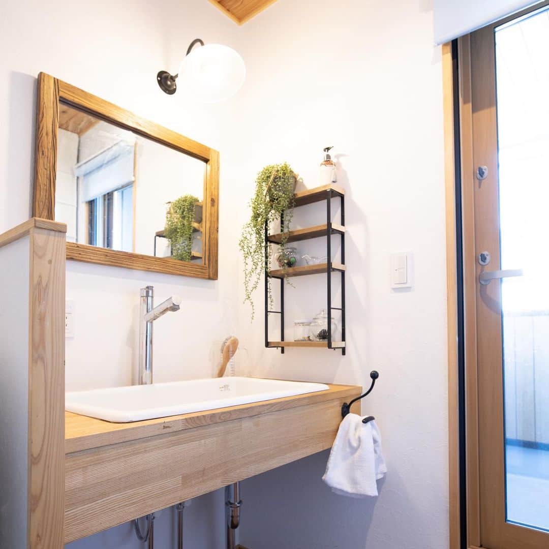クボタ住建さんのインスタグラム写真 - (クボタ住建Instagram)「「木の家だからできること」  #クボタ住建  木の造作洗面台。 収納するものを考えて、引き出しや収納棚を組み合わせて造作します。自由度が高く、空間に合わせて造作が可能。 統一感ある雰囲気が魅力です✨  ミラーやタイルを選ぶのも楽しみながら😊  ＜クボタ住建施工＞  @kubota_jyuken  #洗面台 #洗面台収納 #造作洗面台 #造作提案 #洗面タイル #名古屋モザイク #サンワカンパニー #アイカポストフォーム #実験流し #ランドリールーム  クボタ住建は優しく温かい自然素材の木の家をつくります HP & more photos→@kubota_jyuken 施工事例多数掲載しております。 ホームページへもぜひ↓ https://kubotajyuken.com/  ⭐︎スタッフブログ⭐︎ https://kubotajyuken.com/blog/  #クボタ住建 #神奈川の注文住宅 #大和市#湘南の家#suumo注文住宅 #自由設計 #木の家 #無垢の家 #自然素材の家 #暮らしをつくる #暮らしを楽しむ #丁寧な暮らし#構造現し#工務店 #工務店がつくる家 #工務店だからつくれる家 #工務店選び   クボタ住建 棟梁の自宅、随時見学受付ます。 資料請求やお問い合わせも是非。 メッセージDMでもどうぞ」11月6日 21時03分 - kubota_jyuken