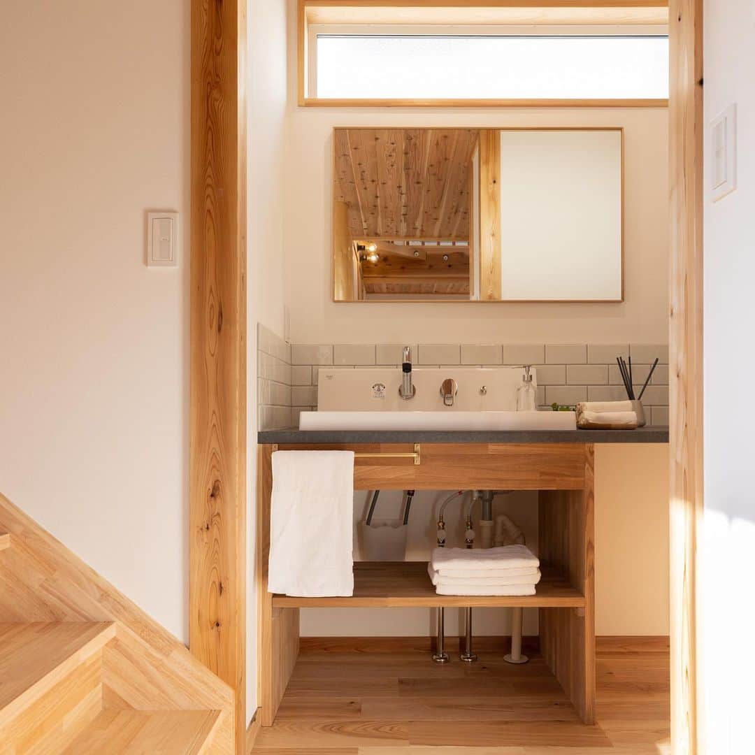 クボタ住建さんのインスタグラム写真 - (クボタ住建Instagram)「「木の家だからできること」  #クボタ住建  木の造作洗面台。 収納するものを考えて、引き出しや収納棚を組み合わせて造作します。自由度が高く、空間に合わせて造作が可能。 統一感ある雰囲気が魅力です✨  ミラーやタイルを選ぶのも楽しみながら😊  ＜クボタ住建施工＞  @kubota_jyuken  #洗面台 #洗面台収納 #造作洗面台 #造作提案 #洗面タイル #名古屋モザイク #サンワカンパニー #アイカポストフォーム #実験流し #ランドリールーム  クボタ住建は優しく温かい自然素材の木の家をつくります HP & more photos→@kubota_jyuken 施工事例多数掲載しております。 ホームページへもぜひ↓ https://kubotajyuken.com/  ⭐︎スタッフブログ⭐︎ https://kubotajyuken.com/blog/  #クボタ住建 #神奈川の注文住宅 #大和市#湘南の家#suumo注文住宅 #自由設計 #木の家 #無垢の家 #自然素材の家 #暮らしをつくる #暮らしを楽しむ #丁寧な暮らし#構造現し#工務店 #工務店がつくる家 #工務店だからつくれる家 #工務店選び   クボタ住建 棟梁の自宅、随時見学受付ます。 資料請求やお問い合わせも是非。 メッセージDMでもどうぞ」11月6日 21時03分 - kubota_jyuken