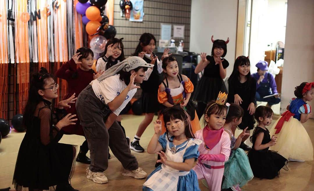 HARUKA MUTOさんのインスタグラム写真 - (HARUKA MUTOInstagram)「🎃BOARDBRIDGE Halloween Party👻❤️  今年もBOARDBRIDGE Dance Schoolの年に1度のハロウィンパーティーが無事に終わりました✨  出演者の皆はこの日の為に自分でコスチュームを決めOpening Showの練習良く頑張りました👏  とってもとっても可愛くてずっとニヤけてました♡  沢山の方にご来場頂き、愛とHAPPYでいっぱいの空間になり、本当に感謝感謝です。  ダンスの魅力やパワーを伝えたいという想いで開講した小さなダンススクールも3年目。 通ってくれてる子達の成長を側で感じれる事が何より嬉しいし、少しづつダンスの輪が広がってるように思う！ どんな時も愛を持ってこれからも続けていこう🫶  私1人では到底作れないこの場。いつも助けてくれる全ての人に本当に感謝🥹　 Thank you ALL!!!!😭❤️ @kamikamirio  @8lu7xoxo @maki_marumo @sakko0071 @koharu70 @color_128_megumi_  他にも沢山!!!!🙇‍♀️  来年4月からクラス増設予定なのでまたお知らせします✨  板橋付近でダンス興味のある幼児&小中学生は是非 @boardbridge_danceschool checkしてみてね🩷  ママクラスもやるかな✌️  do my best! love  #harukamuto #dancer #boardbridgedanceschool #boardbridge #上板橋ダンススクール #板橋ダンススクール  #ダンススクール  #幼児ダンススクール #板橋ダンススタジオ #親子ダンス #幼児ダンス #幼児習い事 #小学生習い事 #板橋ダンス #初めての習い事」11月6日 21時03分 - haruka_muto