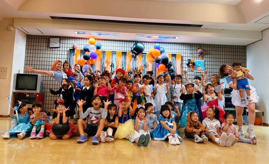 HARUKA MUTOのインスタグラム：「🎃BOARDBRIDGE Halloween Party👻❤️  今年もBOARDBRIDGE Dance Schoolの年に1度のハロウィンパーティーが無事に終わりました✨  出演者の皆はこの日の為に自分でコスチュームを決めOpening Showの練習良く頑張りました👏  とってもとっても可愛くてずっとニヤけてました♡  沢山の方にご来場頂き、愛とHAPPYでいっぱいの空間になり、本当に感謝感謝です。  ダンスの魅力やパワーを伝えたいという想いで開講した小さなダンススクールも3年目。 通ってくれてる子達の成長を側で感じれる事が何より嬉しいし、少しづつダンスの輪が広がってるように思う！ どんな時も愛を持ってこれからも続けていこう🫶  私1人では到底作れないこの場。いつも助けてくれる全ての人に本当に感謝🥹　 Thank you ALL!!!!😭❤️ @kamikamirio  @8lu7xoxo @maki_marumo @sakko0071 @koharu70 @color_128_megumi_  他にも沢山!!!!🙇‍♀️  来年4月からクラス増設予定なのでまたお知らせします✨  板橋付近でダンス興味のある幼児&小中学生は是非 @boardbridge_danceschool checkしてみてね🩷  ママクラスもやるかな✌️  do my best! love  #harukamuto #dancer #boardbridgedanceschool #boardbridge #上板橋ダンススクール #板橋ダンススクール  #ダンススクール  #幼児ダンススクール #板橋ダンススタジオ #親子ダンス #幼児ダンス #幼児習い事 #小学生習い事 #板橋ダンス #初めての習い事」