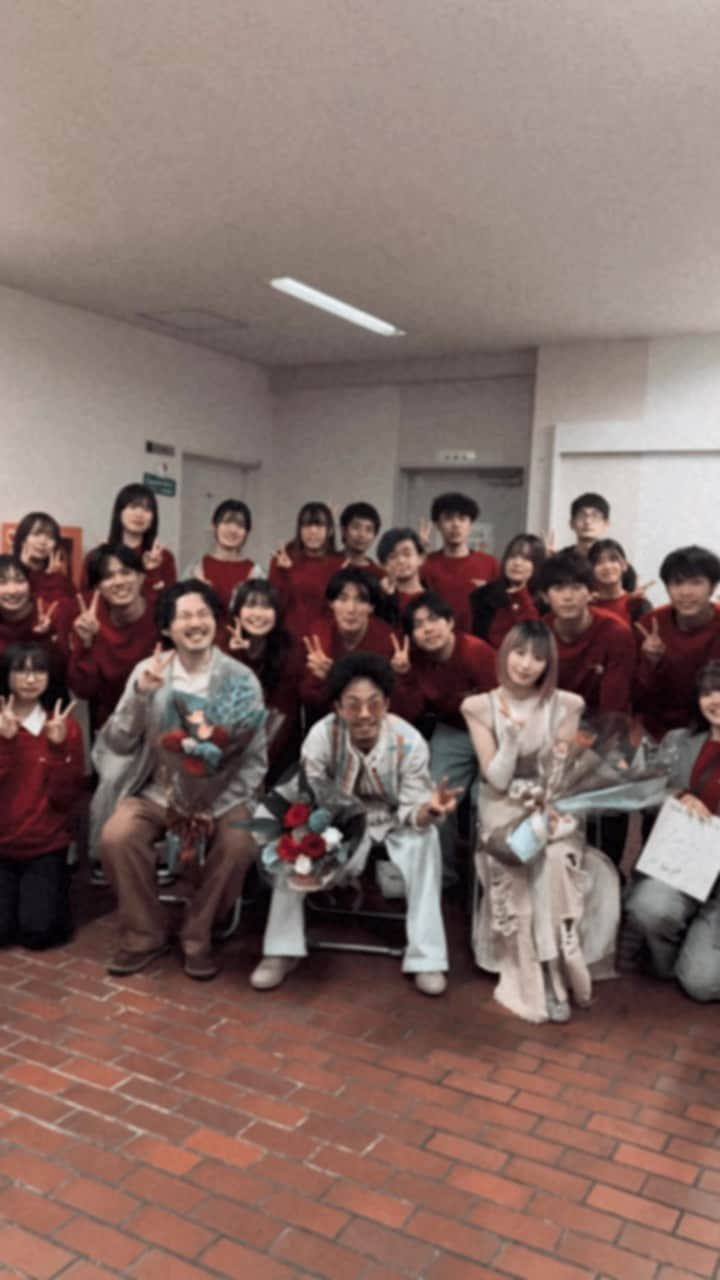 Awesome City Clubのインスタグラム：「今年学祭に呼んでくれた金沢学院大学学祭実行委員の皆さんと📹  学祭ライブにいくと美味しいものがないか、楽しいことがないかいつも探検にでかけるメンバーですが... 今年はのど自慢大会が開催されていて、アタさんは出場したくてうずうず。その結果、ライブ中にカラオケの十八番をアカペラで披露していました🎤笑　なんとも貴重な時間でしたね🤭  来年は学祭ライブ呼んでいただけるかな🐼  #AwesomeCityClub #オーサム #オーサムの日常」