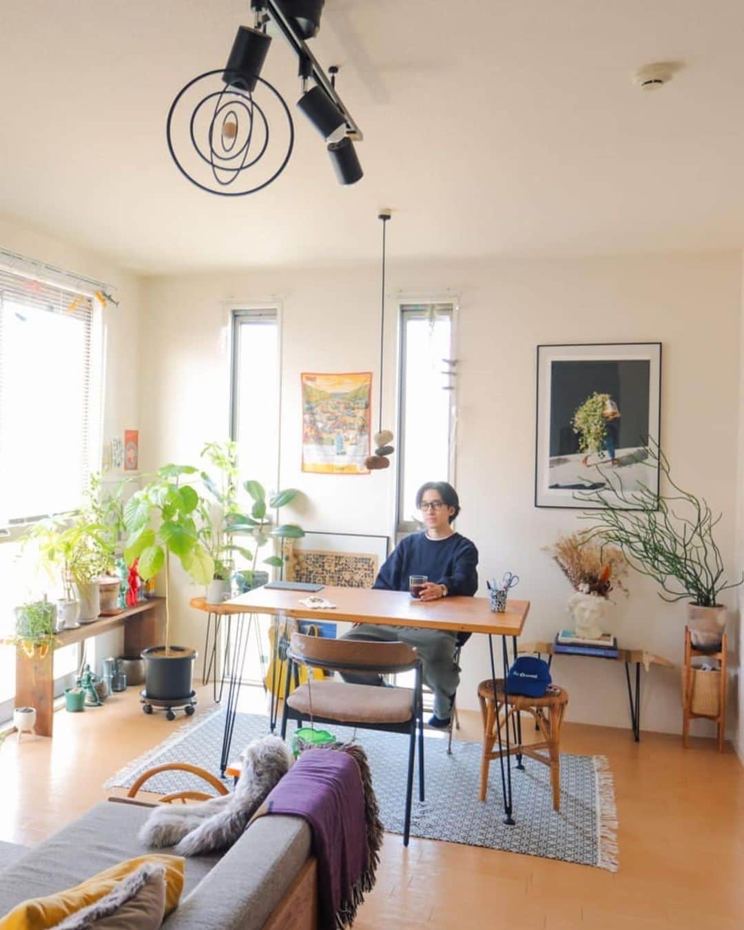のインスタグラム：「映画の登場人物が住む、あの雑多な部屋に憧れて。広々1LDKを趣味のもので自分らしく！グラフィックデザイナー 山田圭一郎さん（ @ke___ii ）【おしゃれ男子の部屋カタログ】  「学生時代から海外の映画をよく観ていて、作中の“雑多なのにかっこいい部屋”に憧れがあったんです。この間取りはダイニングとリビング、そして扉を開ければ寝室までがひと繋がりになるので、それぞれの空間をラグで分けたのもポイント。そうすることによって開放感が増し、平米数で見るよりも広く感じられるんです。だからポスターや植物、ホビーがより際立つし、雑多でもいい雰囲気に！　もうちょっといろいろ置けそうなので、あと一段階くらいは進化するかも？」  ■Bed room リビングダイニングからひと繋がりになっているベッドルームも広々8帖。「この部屋があるからこそ、広く見える我が家。来客があってもいいよう、ベッドメイキングは欠かしません（笑）。簡単なデスクを置いてあるので、ここで仕事をすることも」  ■Living space ウニコのキャビネットの上には、レコードプレーヤーやアンプ、スピーカーを置いて趣味のゾーンに。「他の家具と比べてウッドの色が重いので、近い色のラグを敷いてこの場所を際立たせています！」  ■Dining space 「ザ ファーム ユニバーサルやソルソ ファームで見つけた部屋の植物たち。ウッドを使った家具とも相性がいいし、部屋にグリーンがあるだけで、ぐっと落ち着ける空間になるんです」  詳細はメンズノンノウェブをチェック！ @mensnonnojp  Photos:Norito Ohazama  #メンズノンノ #mensnonno #メンズノンノウェブ #mensnonnoweb #一人暮らしインテリア #ワンルームインテリア #収納アイデア #男子部屋 #1LDK」