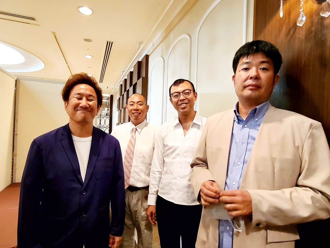 松本康太さんのインスタグラム写真 - (松本康太Instagram)「『今日のお仕事』  今日はジョイマンと一緒にとある企業さんのパーティーでのお仕事でした。　  99％男性のお客様でした(*^^*) 盛り上がっていただけてありが糖オリゴ糖♪　  #吉本興業#営業#レギュラー#ジョイマン#リズムネタ#リズム芸人#盛り上げパック#キャラ芸人#あるある探検隊#ホテル#円卓#食事#笑顔」11月6日 21時07分 - aruarutankentai.matsumoto