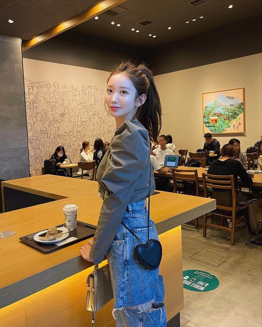 のインスタグラム：「🍽️👝🧁 スタバのモンブランおいしい♡ 行くと食べてしまうわ🌰 ⠀ tops…#HYEON denim…#maisonmargiela  bag…#HYEON 11/9- shoes…#bottegaveneta  ⠀ 9日発売の新作はハートだらけ🫶🏻 heart pierce、ring、bag… たくさんお問い合わせをいただいているこのbagも登場です☺️ アクセントになって身に付けるだけで気分もあがるアイテム❤︎ 本革、日本製の質の良いbagになります✨ 私はlipやミニミラー、カード類を入れたり入れなかったり🪪 ⠀ @_hyeon_jp  11/9(thu)21:00- pre order start.」