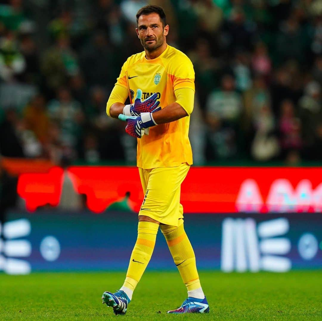 アントニオ・アダンのインスタグラム：「Gran trabajo de todo el equipo seguir sumando de 3 💪🏻 @sportingcp   Grande trabalho de toda a equipa. Mais três pontos somados 💪🏻 @sportingcp 🟢⚪️」