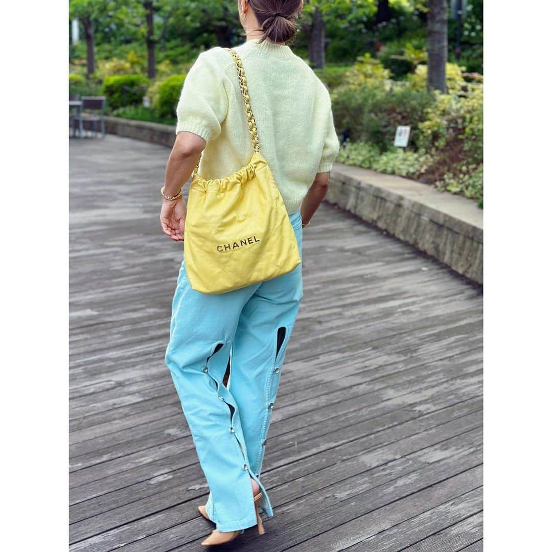 栗原佐知子のインスタグラム：「✴︎ 11月… ですよね？？🍠🌰🍂 . 半袖ニットでも、 デニムに隙間があっても… 暑い🥵笑 . . #outfit #fashion #ootd #coordinate #instafashion #zara #livingtone #chanel #bottegaveneta #コーディネート #コーデ #今日のコーデ #ファッション #秋コーデ」