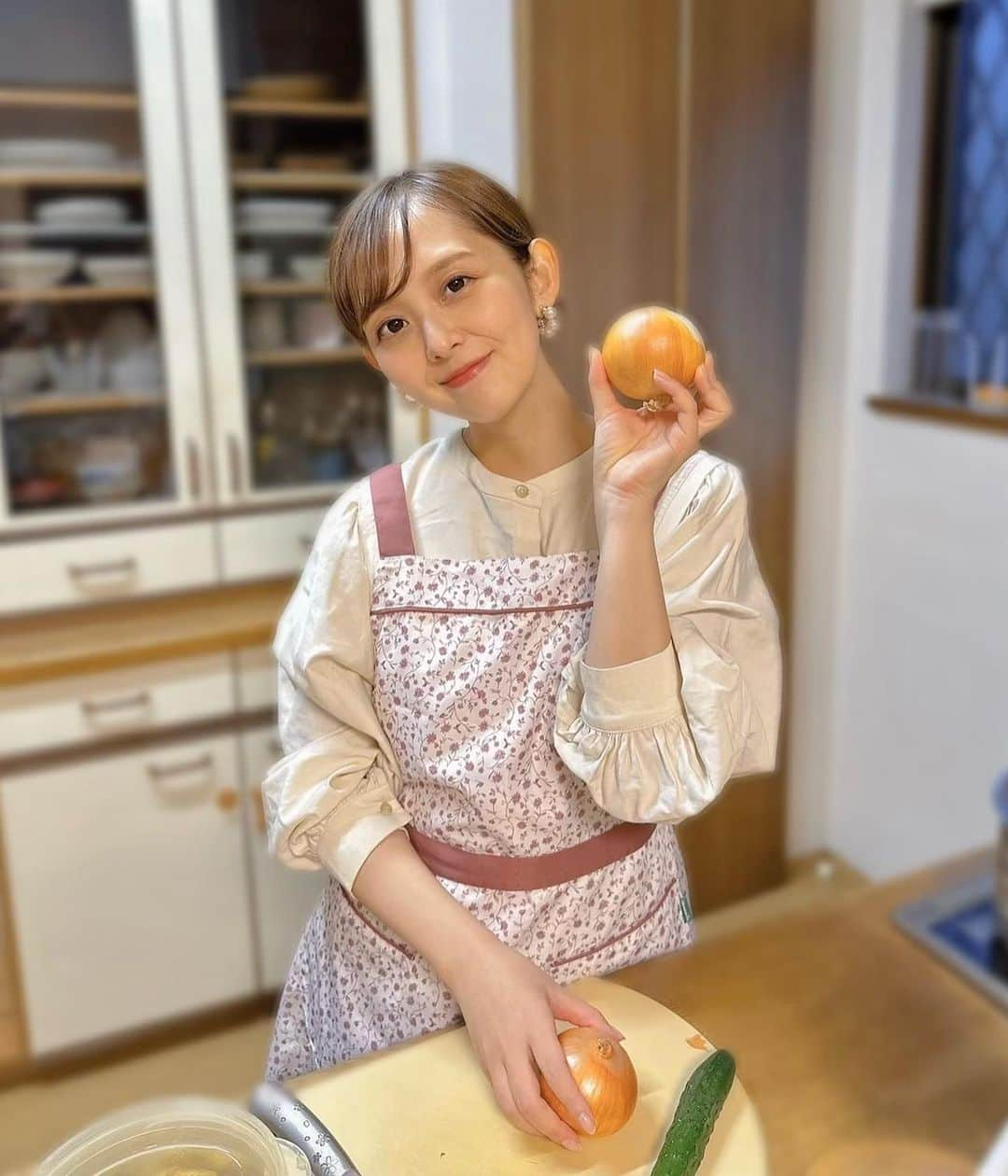 かとう唯さんのインスタグラム写真 - (かとう唯Instagram)「👩『明日、ご飯作ってくれん？』 って言われて、実家で夜ごはん担当した。 (実は実家で夜ごはん全部つくるの初めて)  お母さんもお父さんも喜んどった。  お父さんに、タケノコ入れてないのに 『タケノコがうまい』って言われた。笑 (たぶんキーマカレーの具の食感がにとる)  みんなも1日 おつカレーライス🍛❤️  P.S.みんなの夜ごはんはなんだったーー？？😍🍽️  #かとう家の晩ごはん #キーマカレー #カレーライス #トマトとモッツァレラのカプレーゼ  #ポテトサラダ #ほぼ実家の野菜 #きゅうりとひき肉だけ買ってきた #野菜室と冷凍庫まちがえて一瞬きゅうり凍らしてまった😆😆😆」11月6日 21時09分 - yuimscl0630