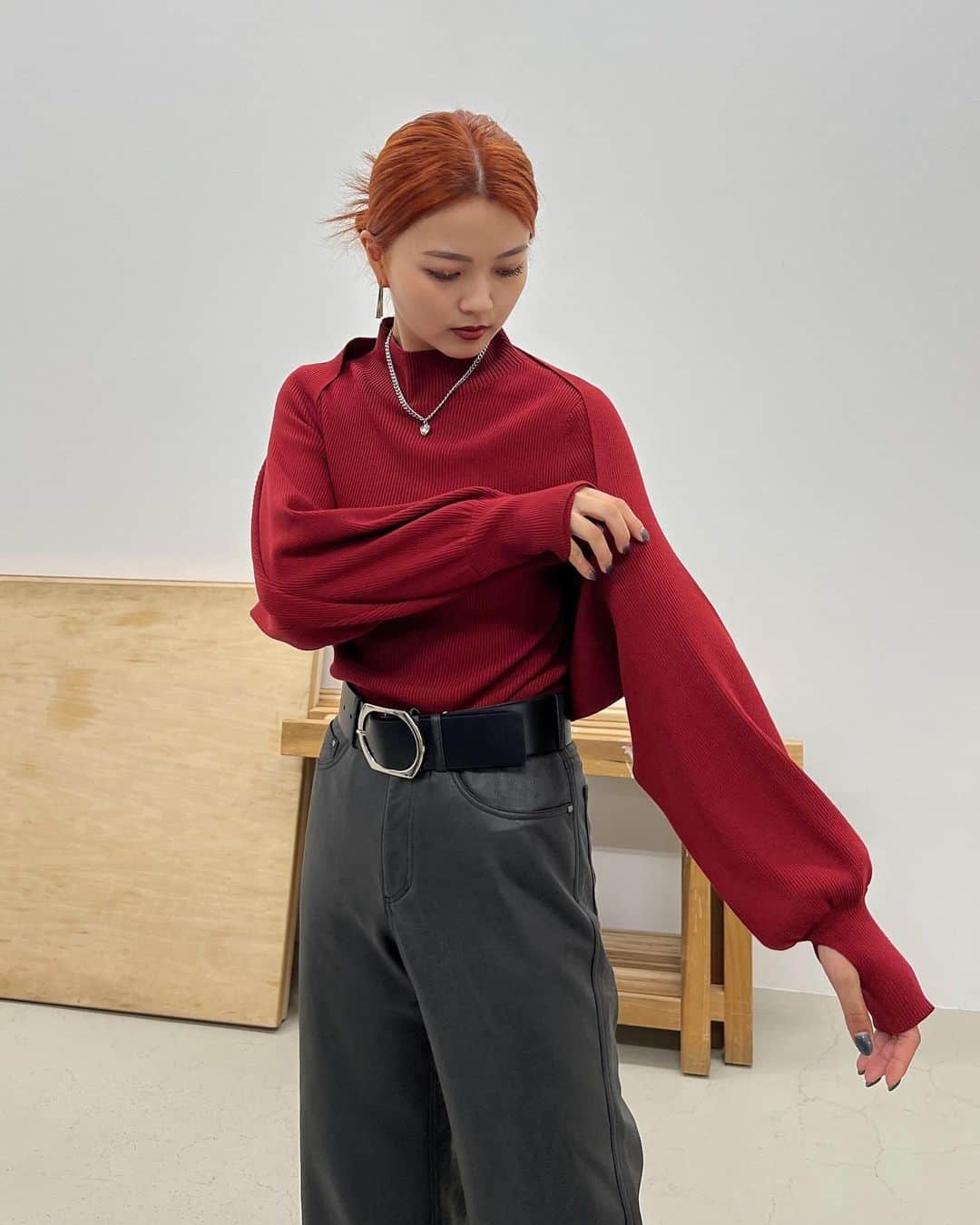 SLY OFFICIAL INFORMATIONのインスタグラム：「ㅤㅤㅤㅤㅤㅤㅤㅤㅤㅤㅤㅤㅤ #SLY_info @miyu_sasaki17【164cm】 ルクア大阪店スタッフ _________________________________ SLY店舗・WEBSTORE・ZOZOTOWNにて販売中 ☑︎MANY WAY BOLERO 2P TOPS (030GAA70-4950) D/RED,IVOY,BLK,GRY ㅤㅤㅤㅤㅤㅤㅤㅤㅤㅤㅤㅤㅤ 11/10(金)店舗入荷予定 ☑︎L/W CRACK F/LEATHER PT (030GAZ31-3900) BLK,BRN ㅤㅤㅤㅤㅤㅤㅤㅤㅤㅤㅤㅤㅤ SLY店舗・WEBSTORE・ZOZOTOWNにて販売中 ☑︎WIDE BUCKLE BELT (030GAR55-4330) BLK ㅤㅤㅤㅤㅤㅤㅤㅤㅤㅤㅤㅤㅤ ☑︎ARCH PLATE P/EARRING (030GAY56-4280) GLD,SLV ㅤㅤㅤㅤㅤㅤㅤㅤㅤㅤㅤㅤㅤ ☑︎CHAIN HEART N/C (030GAA56-5420) GLD,SLV ㅤㅤㅤㅤㅤㅤㅤㅤㅤㅤㅤㅤㅤ ☑︎WIDE BIG BAG (030GAA55-2470) BLK,D/RED ㅤㅤㅤㅤㅤㅤㅤㅤㅤㅤㅤㅤㅤ ☑︎F/SUEDE MULTI PIECE SNEAKERS (030GAZ55-5920) BLK __________________________________ ※配送の都合により発売日が異なる場合がございます。 ※店舗により在庫状況が異なります。 #SLY #SLY_fav」