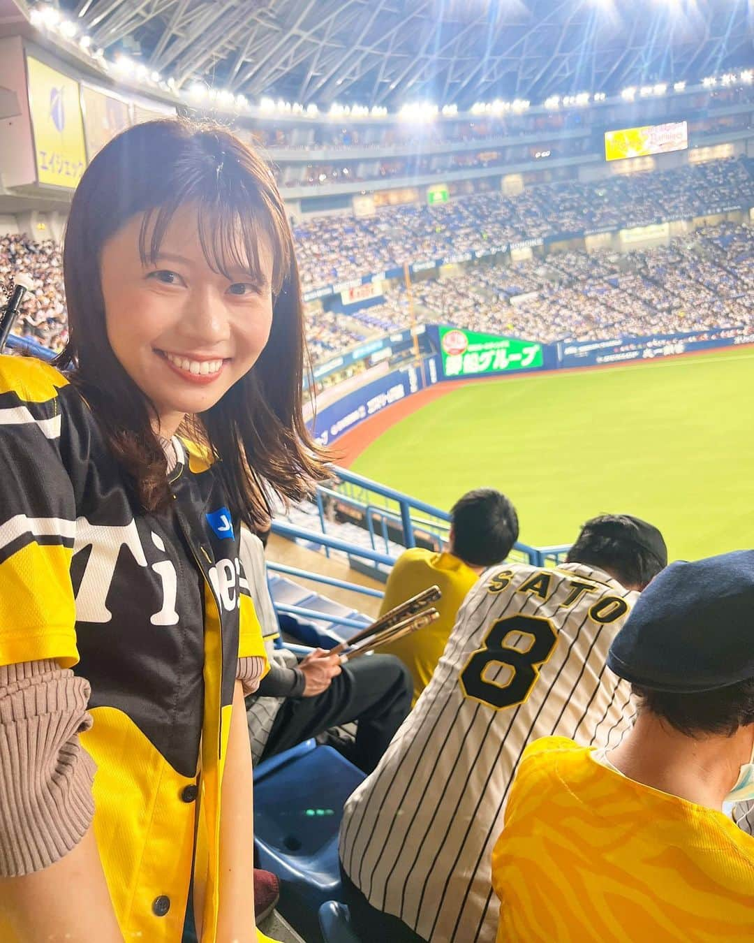 河谷麻瑚のインスタグラム：「.  阪神タイガース日本一㊗️  おめでとうございます🐯💕　 　　　 優勝から1日経ったわけですが、　 今も阪神タイガース公式YouTubeを見て余韻に浸っていました🥺💕　 　 広報カメラさん撮影のビールかけ動画が　 笑って泣けて最高なんです🥺　 ほんまにありがとうございます🥺 　 今シーズンから　 MBSラジオ野球中継のスタジオ担当になり　　 ファンの皆さんと一丸となって　 応援できたことを光栄に思います✨　  ほんまにほんまに、　 楽しくて幸せなシーズンでした💖　 　 阪神タイガースのみなさま、　 お疲れ様でした☺️  　 　 #阪神タイガース#阪神#日本一#オリックスバファローズ #強かった#日本シリーズ 　 写真は、日本シリーズ第6戦！　 山本由伸投手に完敗した試合です🤣　  オリックスバファローズも強かった！！　 ありがとうございました！！」