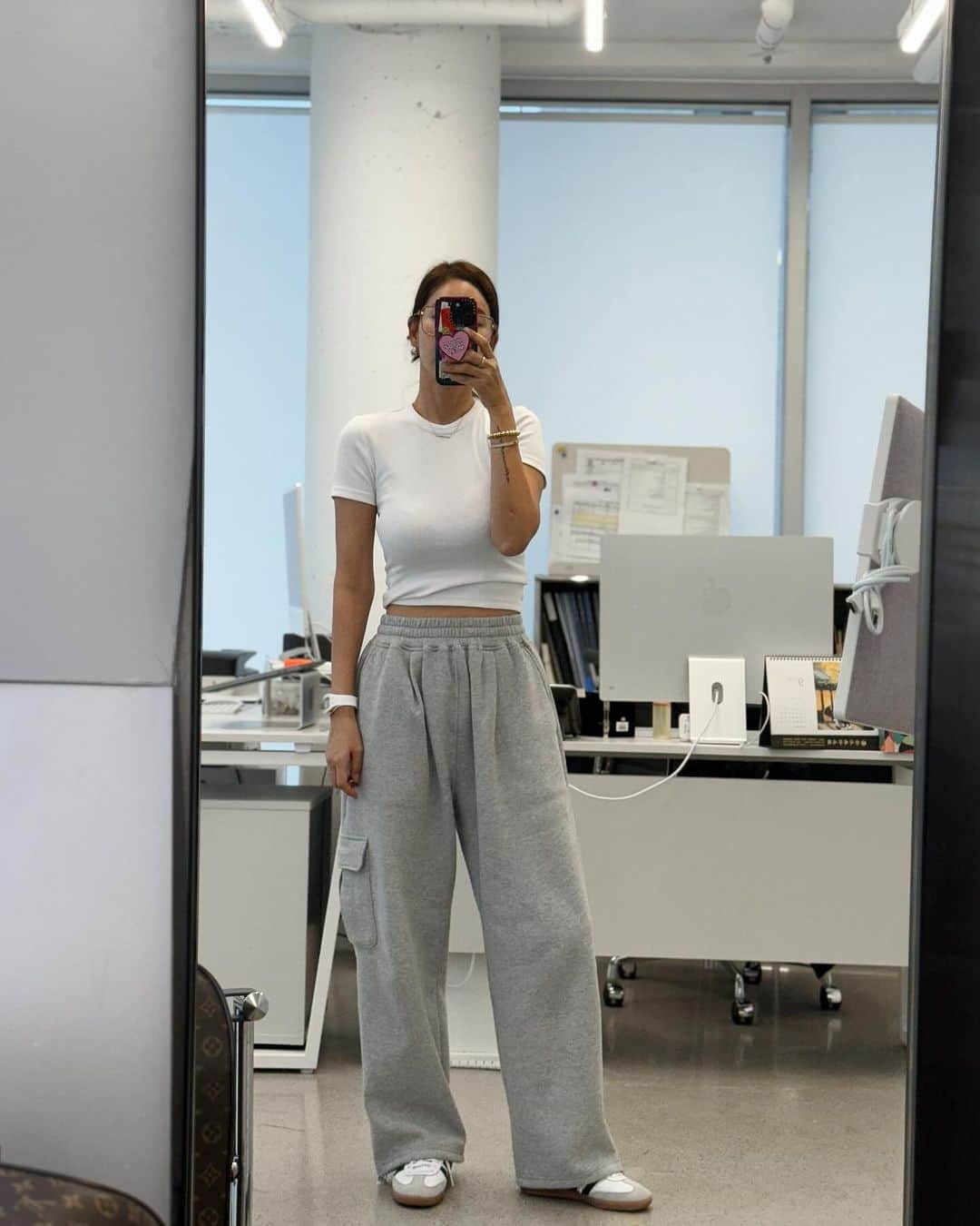キム・ジュニのインスタグラム：「월요일=헬요일 저만 그런거 아니죠🤯 날씨까지 흐리고 졸리고 꾸엥 오늘 하루도 고생많으셨어요! 굿밤 보내고 우리 내일부터 수요일을 위한  기모투웨이핀턱밴딩팬츠 예습으로 달려보아요🥳」