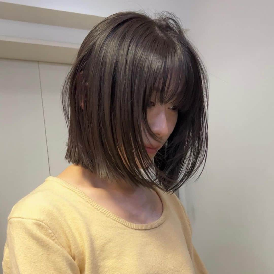 伊藤愛さんのインスタグラム写真 - (伊藤愛Instagram)「前上がりのようで 前下がりbob  色んな見え方をするヘアスタイル 楽しんでください♡♡♡  ばっさりカット大成功♡🐈‍⬛」11月6日 21時17分 - maison_ai