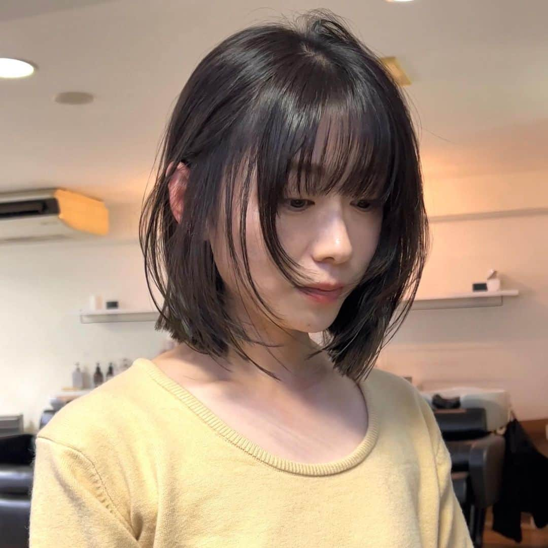 伊藤愛さんのインスタグラム写真 - (伊藤愛Instagram)「前上がりのようで 前下がりbob  色んな見え方をするヘアスタイル 楽しんでください♡♡♡  ばっさりカット大成功♡🐈‍⬛」11月6日 21時17分 - maison_ai