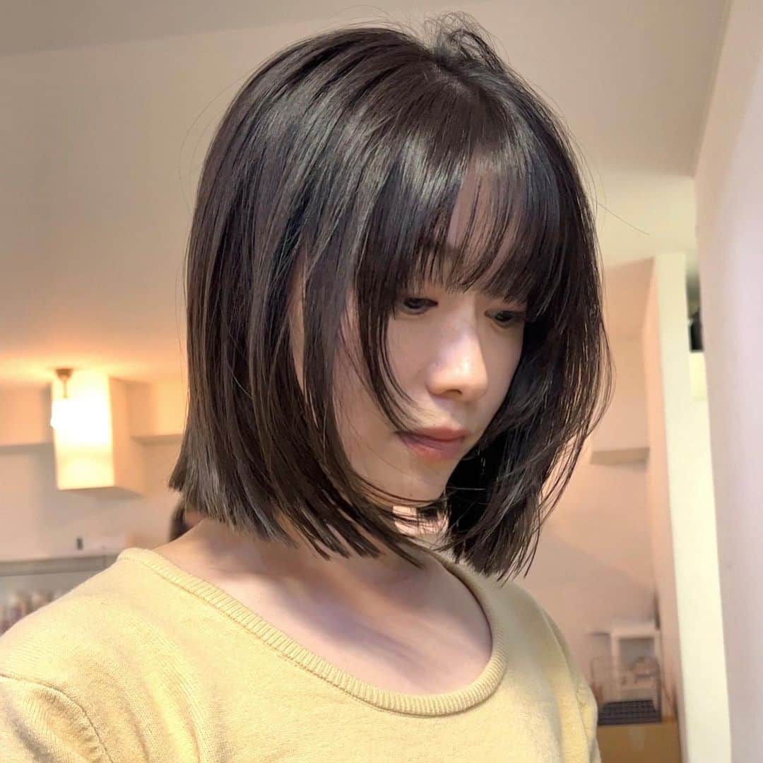 伊藤愛のインスタグラム：「前上がりのようで 前下がりbob  色んな見え方をするヘアスタイル 楽しんでください♡♡♡  ばっさりカット大成功♡🐈‍⬛」