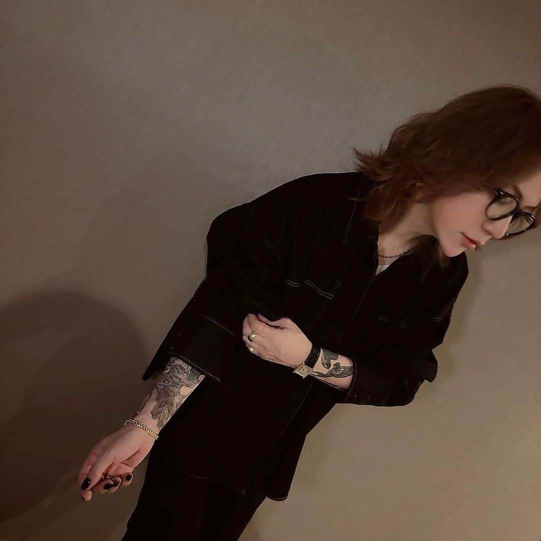 RUKI さんのインスタグラム写真 - (RUKI Instagram)「NIL ACT10初めて出すデニムものとメガネ。  デニムは今年すごく気分で欲しかったので、形と色がカジュアルになりすぎないものを自分で製作する事にしました。  インナーでも1枚でも使い勝手が良いのでおすすめ🙋‍♂️  メガネはサングラスと同じ形のボストンタイプ。  ちなみに僕は度入りのレンズに変えてあります。軽くて疲れにくい🙌  #nilduenilun_tokyo  #nilduenilun #ruki」11月6日 21時17分 - ruki_nilduenilun