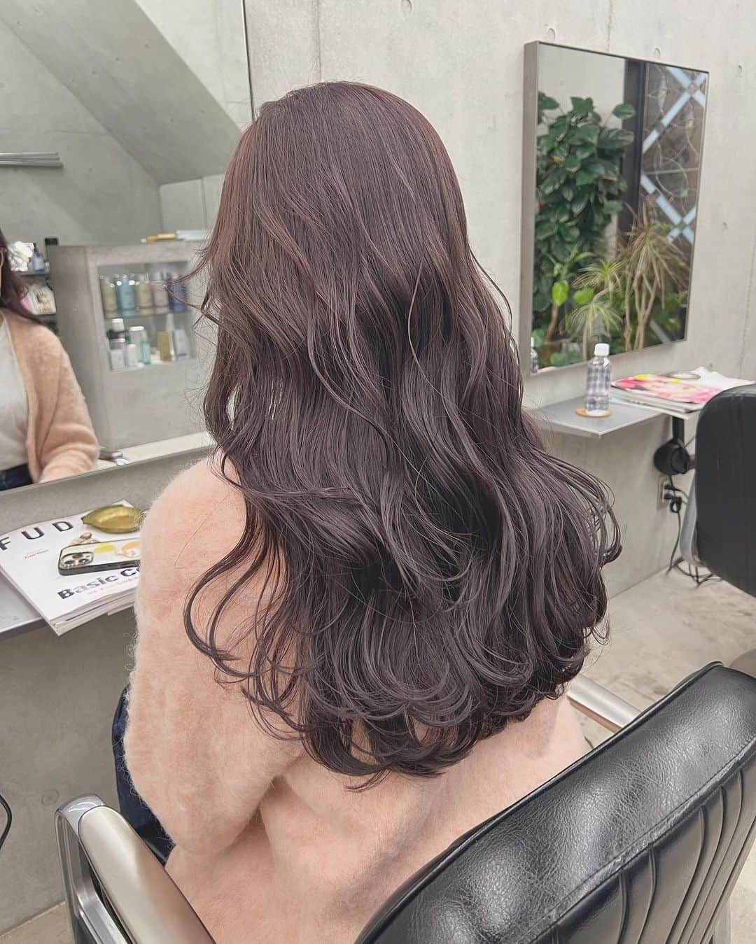 兼井遼のインスタグラム：「ラベンダーグレージュ＊  柔らかくほつれるヘア😌  ツヤのある 暗くても透明のある カラーならお任せください☺️  11月のご予約も まだまだお取りできます🙇🏻  ご質問などは コメントにてお問い合わせください！😌  #ケアカラー  #ヘアアレンジ  #ケアダブルカラー  #巻き方  #髪質改善カラー  #イルミナカラー  #ミルクティーベージュ #グレージュ  #ケアブリーチ  #ハイライトカラー  #ハイトーンカラー  #ブリーチ  #ダブルカラー   #インナーカラー  #オリーブアッシュ  #グラデーションカラー  #グレージュカラー  #ツヤトーン  #パーマ  #艶髪  #外国人風  #髪質改善トリートメント  #くびれヘア  #シースルーバング  #髪質改善  #ラベンダーグレージュ  #オリーブグレージュ  #トリートメント  #ヘアアクセサリー　#インナーハイライト」