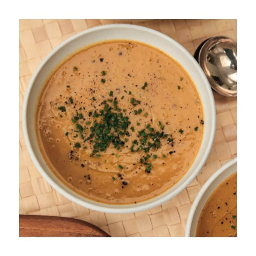 メアリー・マッカートニーのインスタグラム：「LEEK AND SWEET POTATO SOUP  A delicious twist on the soup we all know and love. The recipe can be found in my new hybrid portrait/cookbook Feeding Creativity. I made this for someone I really admire creatively - Cindy Sherman!. x Mary   link in bio to order your signed copy of the book  #feedingcreativity」