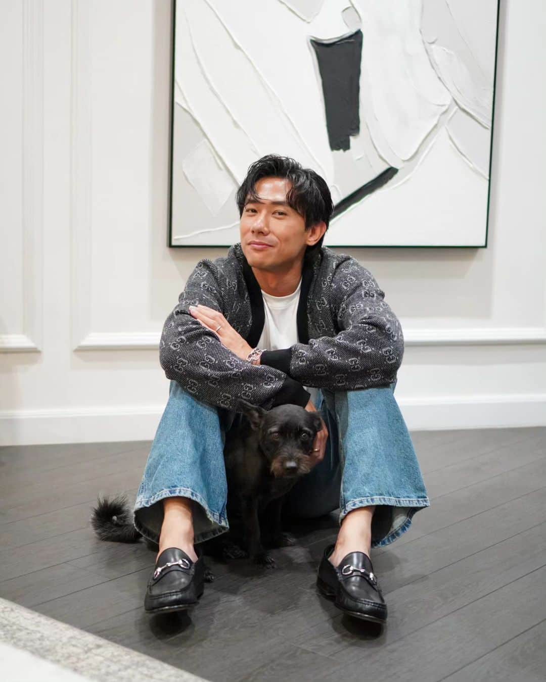 デスモンド・タンのインスタグラム：「This pampered one knows how to melt my heart! Being totally manja! 💙 I can't decide which is my favourite photo in this series. 😍  #UdonTan #陈乌东」