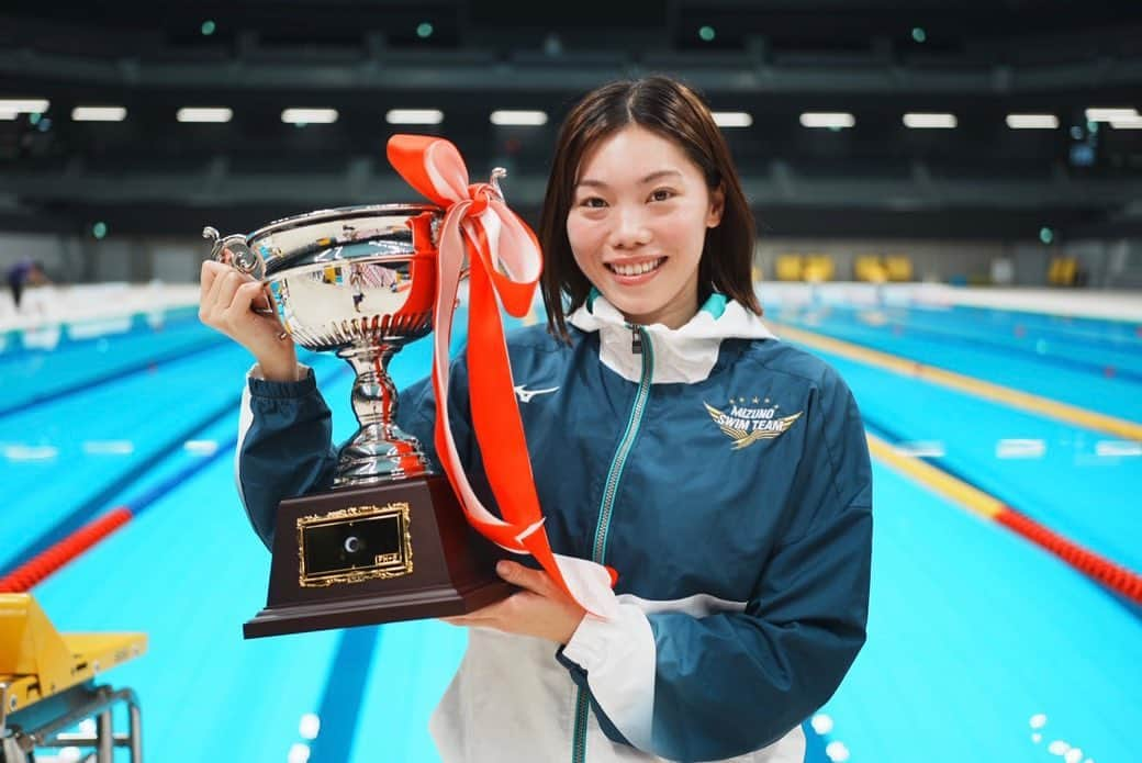 青木玲緒樹のインスタグラム：「_  今年も最優秀選手賞(田畑杯)をいただきました✨🏆  今回はFrにも出場し、 予選からベストタイムでいき 決勝もさらにタイムを上げることができて ずっとパッとしなかった体つきも レースの刺激でようやく引き締まってきた👍🏻🔥  試合期間中、サインや写真撮りに来てくれた選手の子たち ありがとうございました💟  そして、東京スイミングセンターの皆さん 5日間ありがとうございました⭐️  #mizuno#mizunoswim#mizunoswimteam#ミズノ#ミズノスイム#ミズノスイムチーム#東京スイミングセンター#東京スイミングセンター優秀選手招待記録会#アクアティクスセンター」