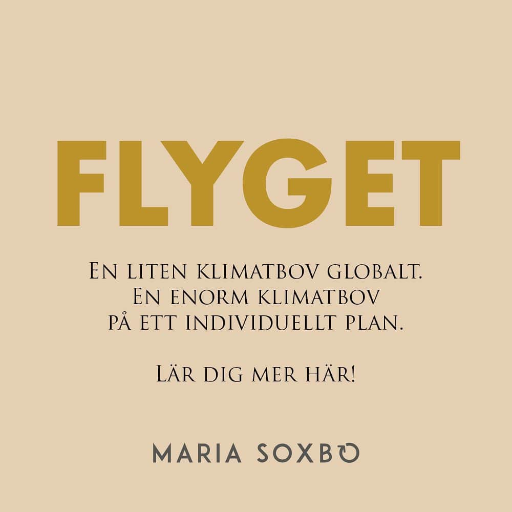 Maria Soxboさんのインスタグラム写真 - (Maria SoxboInstagram)「Låt oss börja med det som ger störst effekt!  Flyg är som bekant en rätt jobbig fråga i klimatsammanhang. Vi är många som flugit väldigt mycket i våra liv, långt över vad som är en hållbar nivå. Jag är absolut inget undantag. Och det är en sån där grej som ”alla andra gör”, som är norm i semestersammanhang och som känns svårt att rucka på.  Men sen jag fattade exakt hur mycket utsläpp en flygresa innebär slutade jag tvärt (2018) – och som en följare skrev till mig en gång: ”Jag är så jävla okej med det.” Det var verkligen mycket svårare att sluta flyga i mitt huvud än vad det var i verkligheten. Mindset – jag kan fortfarande resa, bara på andra sätt!  Behövde jag sluta flyga då? Fortfarande både hör och ser jag argumentet att flyget bara står för några få procent av utsläppen och därför spelar det ingen roll. Och det stämmer ju – men bara om vi pratar om de globala utsläppen, och jämför med allt från den enorma köttindustrin till kolkraftsproduktionen av polyester-fast fashion i Asien. (Och de flesta av oss bidrar ju mer eller mindre även till de utsläppen, för övrigt.🤷🏻‍♀️)  Men, pratar vi om individens utsläpp – vilket är rimligt att göra eftersom det är de utsläppen vi som individer har lättast att påverka – så står inte flyget bara för några få procent. Tvärtom, är du en person som flyger så utgör flyget garanterat din största utsläppspost med råge. Svensken släpper ut 10 ton per år, vi ska ner till 1 ton för att leva hållbart. En flygresa T&R till Medelhavet kräver ganska precis det. Man behöver inte vara matematikprofessor för att förstå att vi måste tänka om kring flyget.  I höjdpunkten ”Flyg” har jag sparat en massa kring just flyg. Kika gärna där för insikter och fakta! Och dela med er kring era tankar. Har ni slutat flyga? Hur känns det? ✈️  #hållbarhet #hållbart #hållbartresande #flygskam #hemester #svemester #hållbarsemester」11月6日 21時24分 - mariasoxbo.se