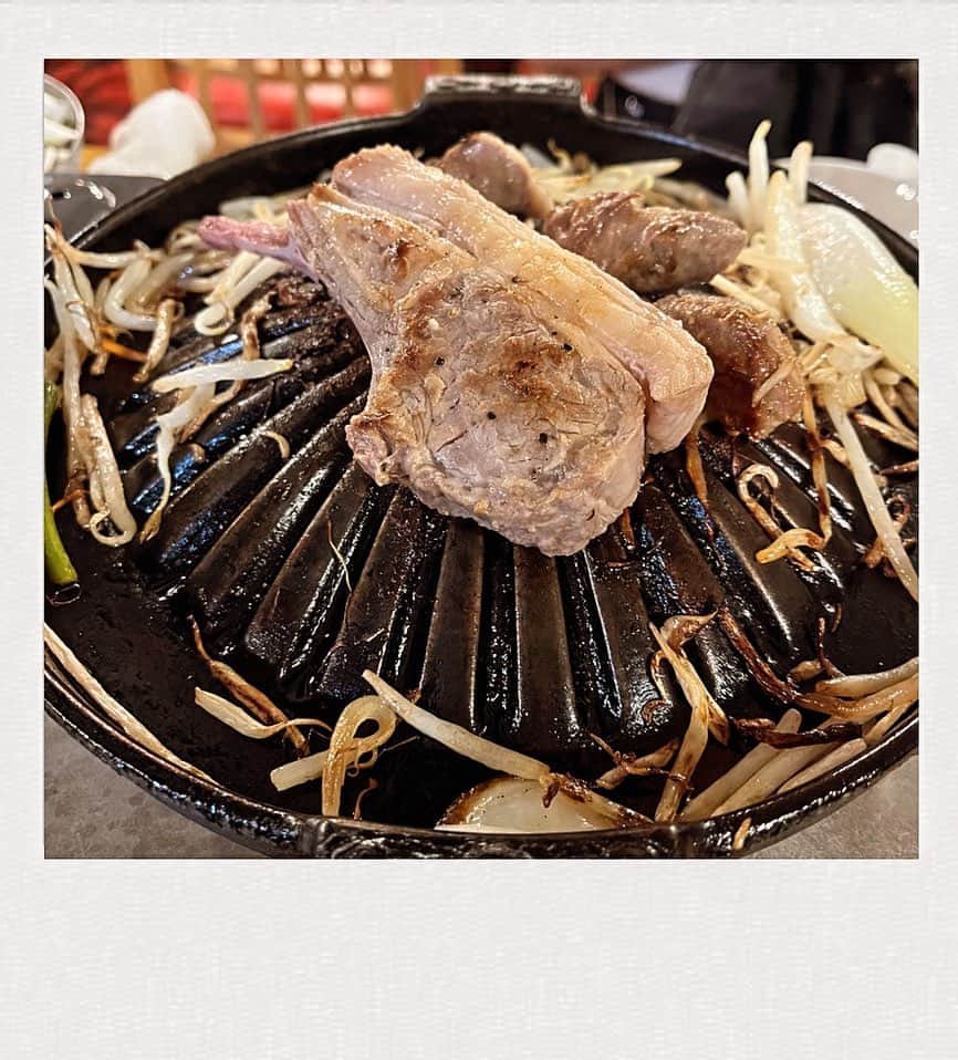 かせきさいだぁのインスタグラム：「今日は『渋谷のラジオの渋谷系』、カジくんがお休みでピンチヒッターであたしが登場❤️野宮真貴さんと2人で2時間楽しくお話ししました〜❤️ 放送中にジンギスカンの話しをしたので、ラジオ後は野宮さんとジンギスカンの店へ‼︎超〜楽しいの😋」