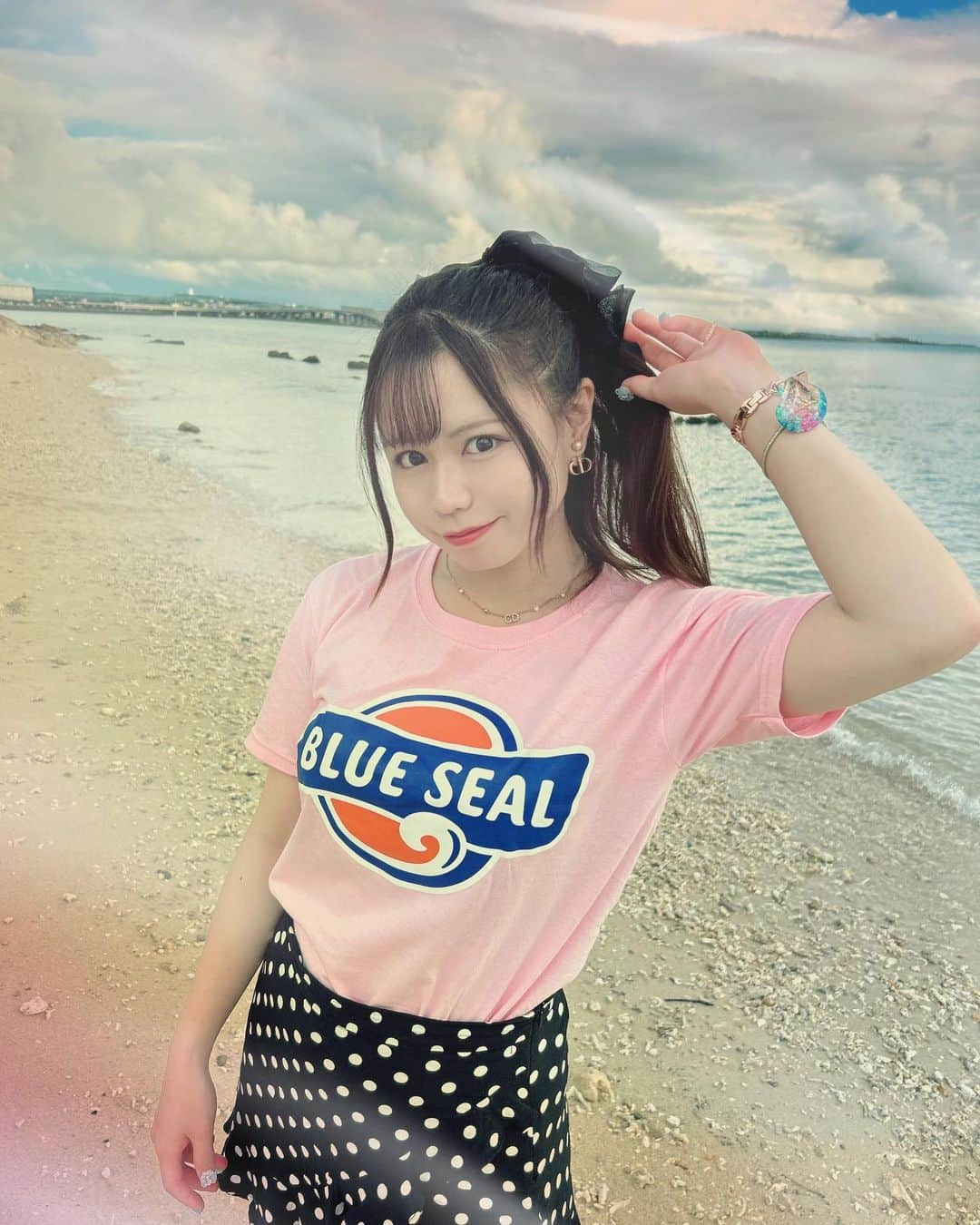 山口みらんのインスタグラム：「🍨🤍🍦  ー時差投稿ー  沖縄に行くとなんでTシャツ買ってしまうのだろう😂  沖縄マジック🎩✨   #Okinawa  #沖縄  #沖縄旅行  #うみかじテラス  #bluesealicecream  #沖縄Tシャツ  #ポニーテール #ポニーテール女子   #japanesegirl  #japanese  #japan #japaneseculture  #japanesegirls #自撮り #自拍 #いいね返し#followme #followforfollwback #フォローミー #girl」