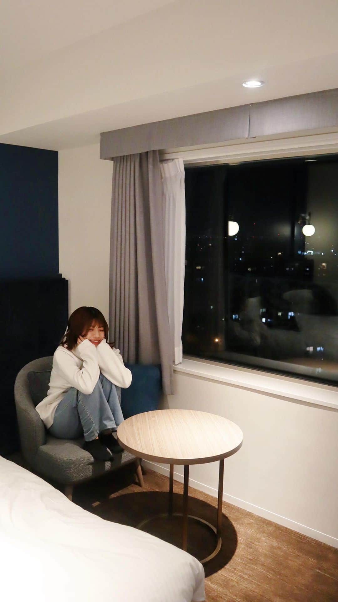 福山あさきのインスタグラム：「📍舞浜 / オリエンタルホテル東京ベイ @orientalhotel tokyobay  2023年8月リニューアルオープンした 最上層フロア The Oriental Floorに宿泊してきました。地中海をイメージしたブルーを基調としたお部屋がとっても素敵でした🐬🫧‪  お部屋にはReFaのシャワーヘッド、ドライヤー、ストレートアイロンが！！ReFaオタクの私は大喜び！どれも新しい型で家にはないやつだから試せて嬉しかった…🫶  お部屋からは綺麗な夜景が見れたよ🌃  そしてここのホテルには“ティロワール”っていうアメニティ施設があって、基本的なアメニティはもちろん、ドリンクの種類が豊富にあったり、ヘアオイルまで置いてありました！あとは子ども用のアメニティも沢山あって、オムツまであったのには驚き👶🏻🍼ｽｺﾞｲ  あとラウンジが飲み食べ放題なんだけど、内容が凄くて… ･お菓子 ･シューアイス ･ソフドリ、ビール、スパークリングワイン ･わたあめ作りコーナー  こんなに楽しんじゃって良いの！？ってくらいの内容！めちゃくちゃ嬉しかった〜🧡  朝食のビュッフェも豪華でどれも美味しかった✨️特にお気に入りは目の前で焼いてくれる和牛バーガーと搾りたてオレンジジュース！美味しかったな〜🤤  次の日は無料シャトルバスに乗ってディズニーシーを満喫しました！最高✨🏰  #PR #オリエンタルホテル東京ベイ#ディズニー旅行 #ディズニーホテル #ディズニー  #舞浜ホテル #orientalhoteltokyobay」
