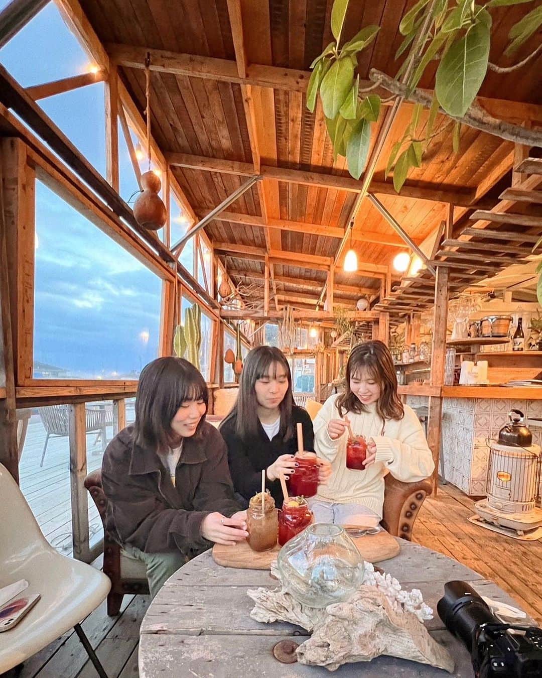 MEGさんのインスタグラム写真 - (MEGInstagram)「⌇ suncafe.paradise enoshima  何年か前からずっと気になってたカフェへ。 江ノ島マリーナ内にあるトレーラーハウスカフェ。 珍しい植物に囲まれて海が目の前で寛げる居心地の良い場所。 静かでのんびりできるから定期的に行きたい。  Open : 11:00-18:00 Closed : Tuesday   📍神奈川県藤沢市江の島１丁目２   #江ノ島カフェ #カフェ巡り #神奈川カフェ #Suncafeparadise #cafehopper #cafeteller」11月6日 21時27分 - _meg_7