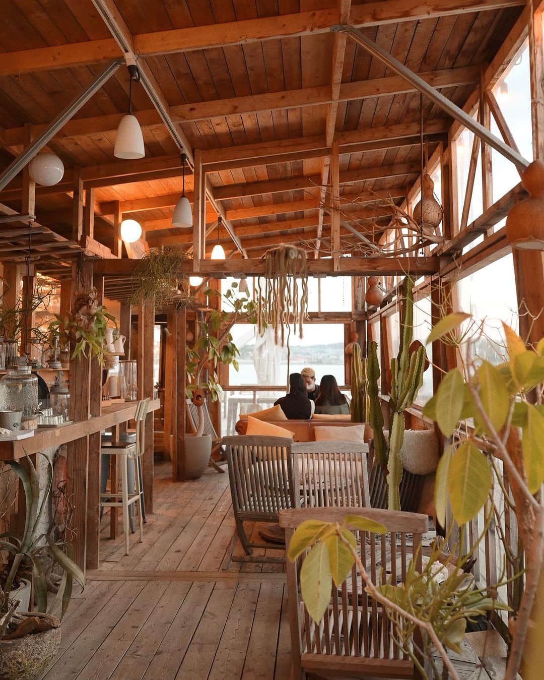 MEGのインスタグラム：「⌇ suncafe.paradise enoshima  何年か前からずっと気になってたカフェへ。 江ノ島マリーナ内にあるトレーラーハウスカフェ。 珍しい植物に囲まれて海が目の前で寛げる居心地の良い場所。 静かでのんびりできるから定期的に行きたい。  Open : 11:00-18:00 Closed : Tuesday   📍神奈川県藤沢市江の島１丁目２   #江ノ島カフェ #カフェ巡り #神奈川カフェ #Suncafeparadise #cafehopper #cafeteller」