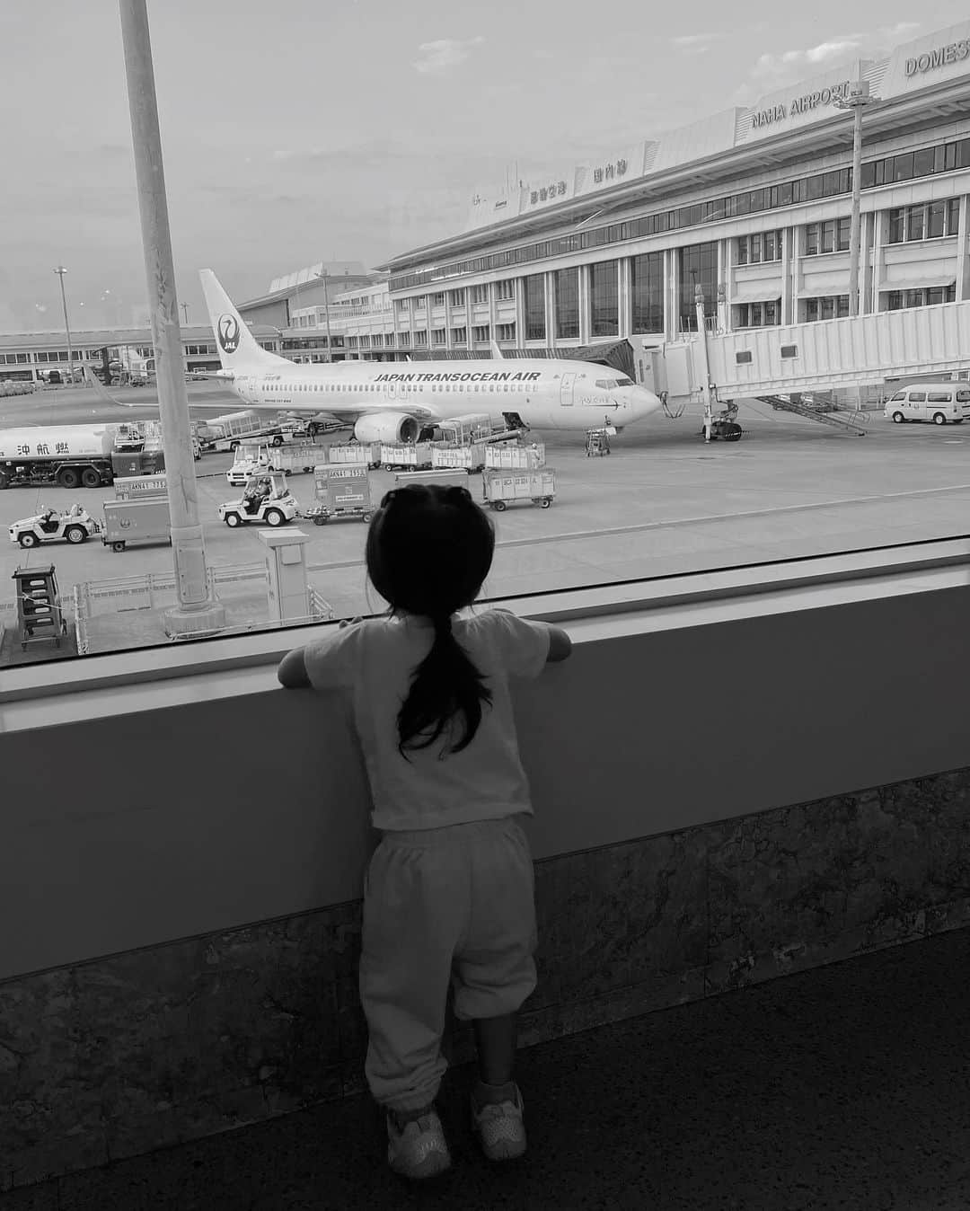 石川マリーさんのインスタグラム写真 - (石川マリーInstagram)「Okinawa ✈︎ Osaka  メアリはじめての飛行機🫶🏻  行きの便は席が空いてなくてママと二人で🛫 (ママは内心ドッキドキ🥺笑) 離陸の揺れが気持ち良かったのか爆睡してくれて あっという間に沖縄着！！(助かった…😅)  帰りはパパと一緒の席で はじめての飛行機を堪能してきました❤️  搭乗前、飛行機を見つけた瞬間から 「今すぐ乗せろぉぉぉ」と言わんばかりに大騒ぎ🤣 席についたら「Wow!!Wow!!」と大興奮🤣  窓からのぞいた景色 彼女の目にはどう映ったのだろう？？👀  またみんなで飛行機乗ろうね❤️ ． ． ． ． ． ． ． #飛行機 #初飛行機 #飛行機デビュー #子連れ飛行機 #家族旅行 #子連れ旅行 #旅行 #観光 #旅スタグラム #旅の思い出 #こどものいる暮らし #ママ #ママライフ #女の子ママ #大阪ママ #関西ママ #ママスタグラム #momlife #japan #trip #travel #travelgram」11月6日 21時27分 - marieishikawa