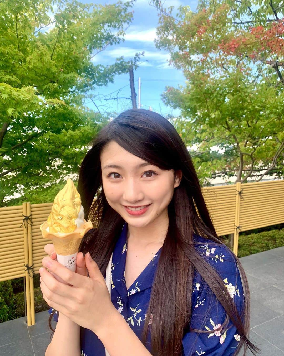 塩月希依音のインスタグラム：「これを食べなきゃ帰れない🍦💛  I can't go home without eating this  #旅#旅行#一人旅#一人旅女子 #ひとり旅#ひとり旅女子 #日本旅行##石川#石川県 #石川旅行#泊一#泊一の金箔ソフト #金箔#金箔ソフト #youtube #ケイト旅#trip#japan#jk#ljk#05#05년생 #05line#fyp」