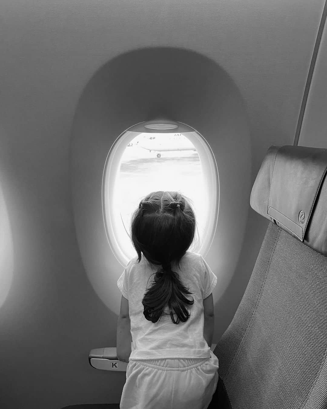 石川マリーのインスタグラム：「Okinawa ✈︎ Osaka  メアリはじめての飛行機🫶🏻  行きの便は席が空いてなくてママと二人で🛫 (ママは内心ドッキドキ🥺笑) 離陸の揺れが気持ち良かったのか爆睡してくれて あっという間に沖縄着！！(助かった…😅)  帰りはパパと一緒の席で はじめての飛行機を堪能してきました❤️  搭乗前、飛行機を見つけた瞬間から 「今すぐ乗せろぉぉぉ」と言わんばかりに大騒ぎ🤣 席についたら「Wow!!Wow!!」と大興奮🤣  窓からのぞいた景色 彼女の目にはどう映ったのだろう？？👀  またみんなで飛行機乗ろうね❤️ ． ． ． ． ． ． ． #飛行機 #初飛行機 #飛行機デビュー #子連れ飛行機 #家族旅行 #子連れ旅行 #旅行 #観光 #旅スタグラム #旅の思い出 #こどものいる暮らし #ママ #ママライフ #女の子ママ #大阪ママ #関西ママ #ママスタグラム #momlife #japan #trip #travel #travelgram」