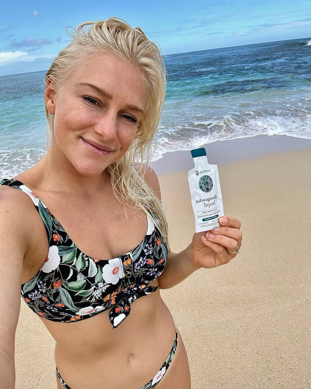 タティアナ・ウェストン・ウェブのインスタグラム：「living & loving the stress free moments ✨💙 @youtheory liquid #ashwagandha」