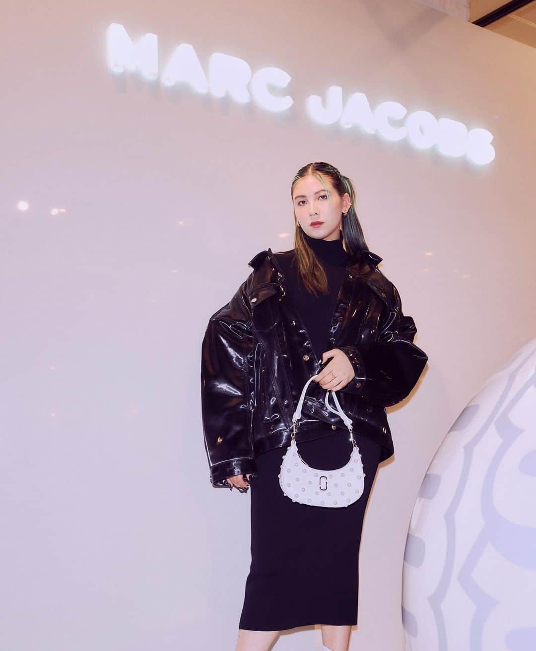 のインスタグラム：「@marcjacobsjapan 🤍✨」