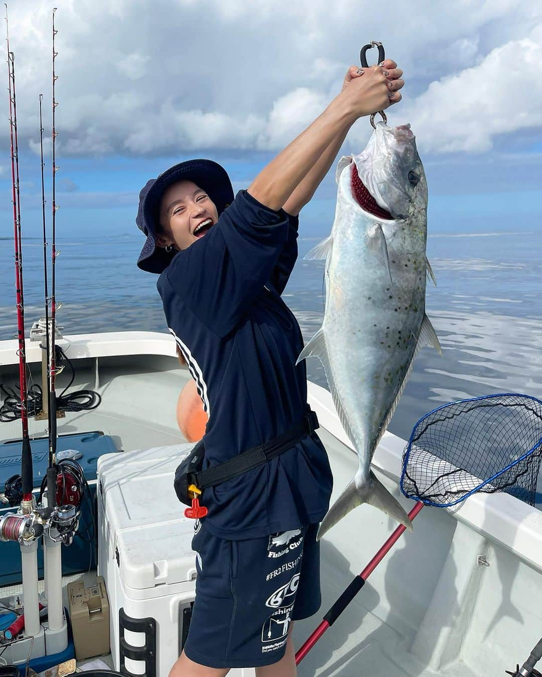 大森美知のインスタグラム：「産後復活❤️‍🔥 本気で楽しそうでしょ？笑 今日は釣りロケ🎣 釣り専用アカウントがあるので @michi_omori_fishing みてね！！  #海釣り#ホシカイワリ #フィッシング#手巻き #沖縄#釣り#fr2fishing」