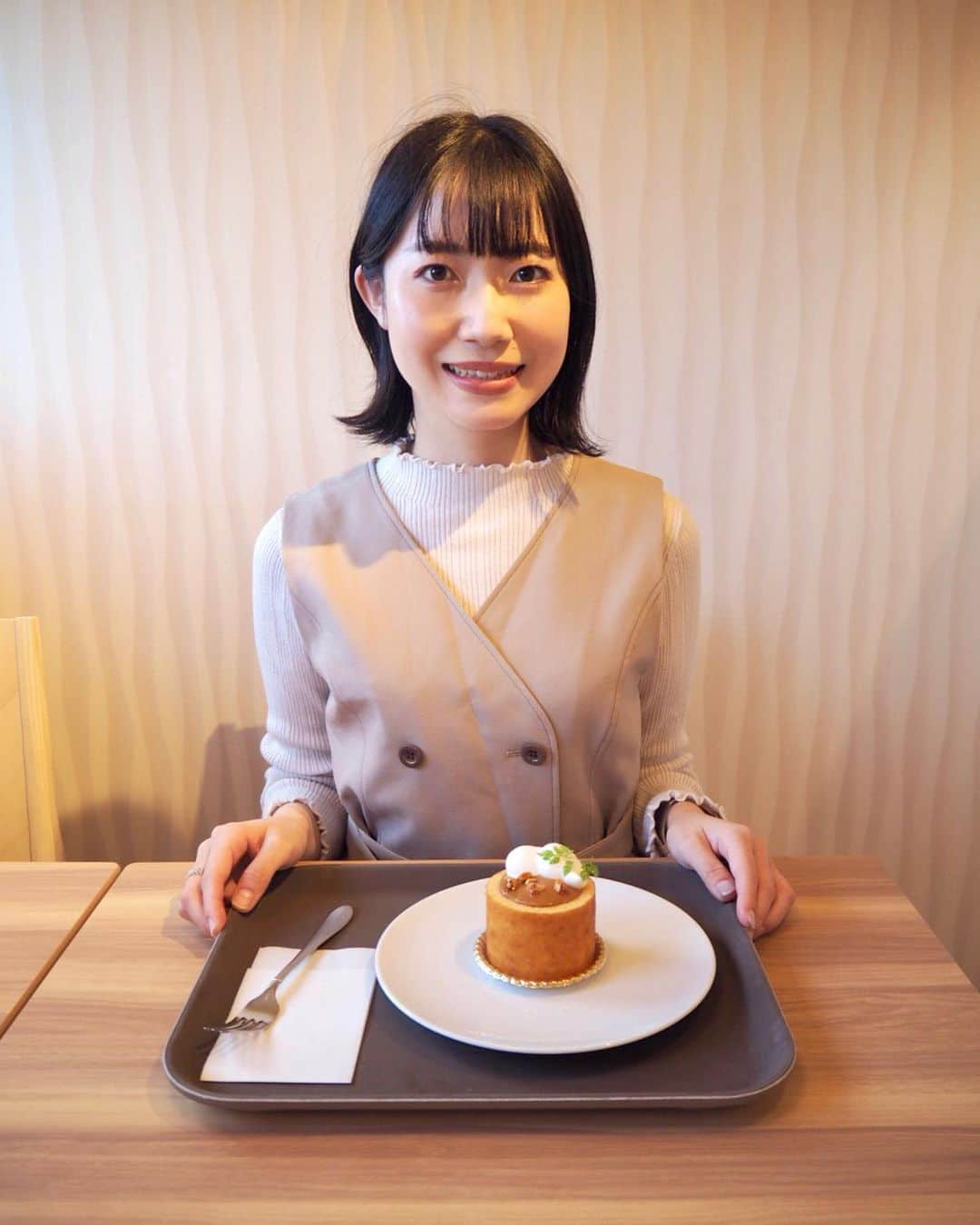 菅原智郁のインスタグラム：「天童のNewカフェのプレオープンへ☺️ バウムクーヘンのケーキ！おいしかった～！ 食欲の秋🧁🤍 .  @takadama_terrace @h.seeeeya  . #山形 #天童 #カフェ #山形カフェ #半澤鶏卵 #高擶テラス  #new #山形テレビ #アナウンサー #菅原智郁 #バームクーヘンのマーチ #とは」