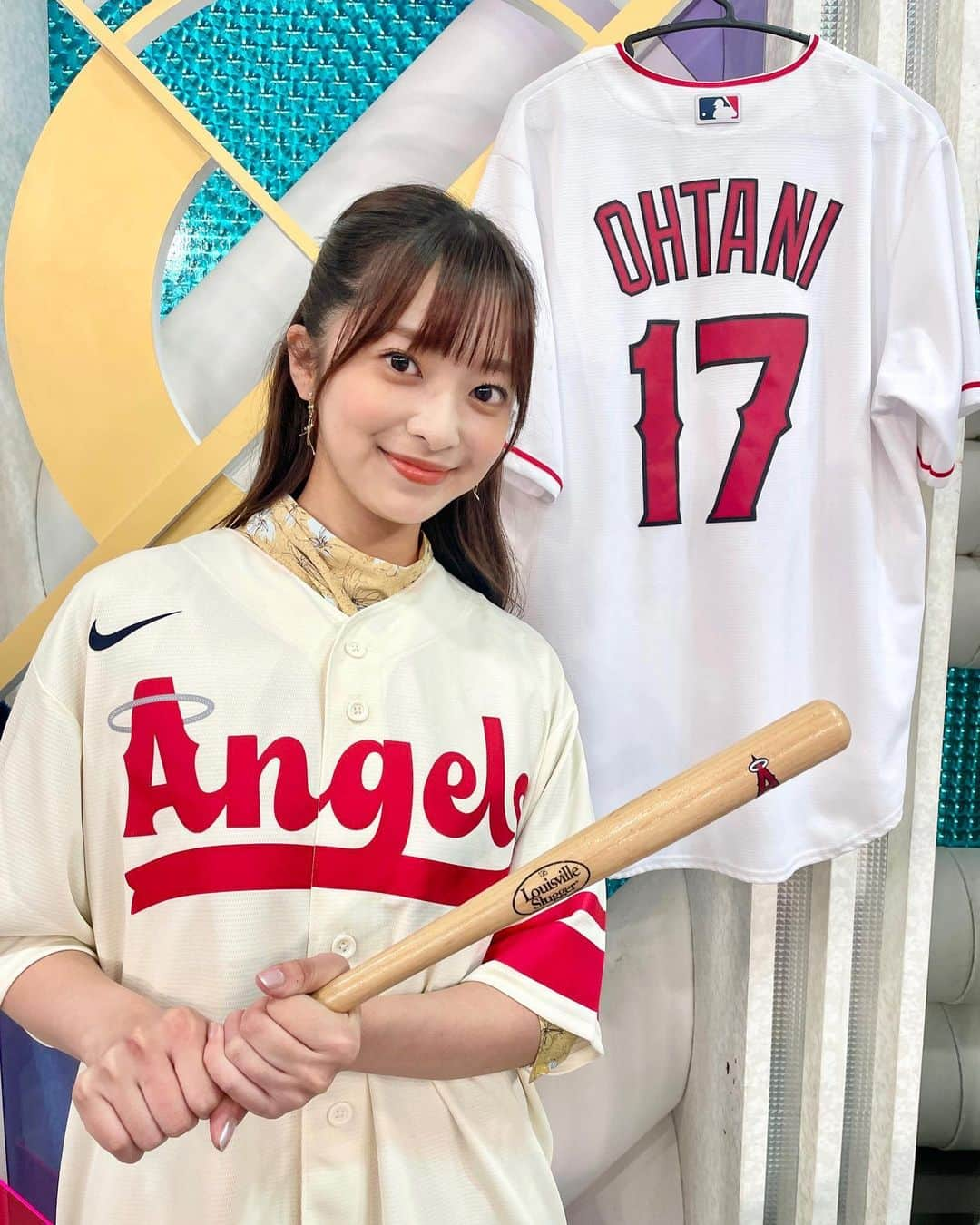 菊池柚花のインスタグラム：「. 大谷選手のシティコネクトユニフォームをスタッフさんにお借りしました👼🏻🔴  南カリフォルニアをイメージしたデザインがなんともかわいい！！ 柔らかいアイボリー色と、“Angels” の丸み帯びた字体がカリフォルニアの温かさを連想させてくれます☺️  このユニフォームを着用した大谷選手は特に活躍していた印象があるので、私も袖を通せてテンション上がりました🔥☝🏻」